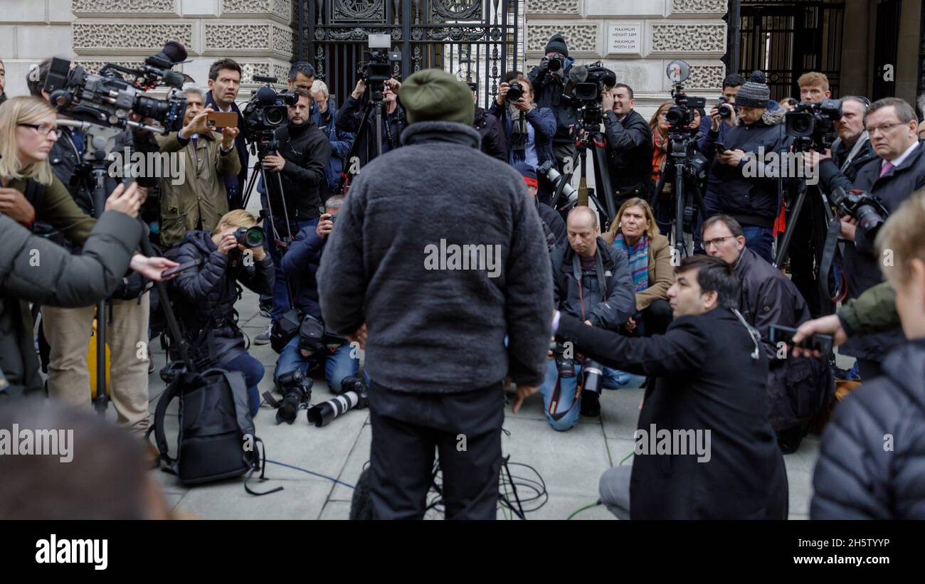 Foreign Office, Westminster, Londres, Royaume-Uni.11 novembre 2021.Richard Ratcliffe adresse les médias et les partisans à la suite d'une réunion décourageante avec le Foreign Office, le 19 jour de sa grève de la faim.Il fait du camping devant le Foreign Office du Royaume-Uni pour protester contre la détention de sa femme et de la mère de son enfant, Nazanin Zaghari-Ratcliffe, qui est détenu en otage en Iran depuis cinq ans et demi.Amanda Rose/Alamy Live News Banque D'Images Foreign Office, Westminster, Londres, Royaume-Uni.11 novembre 2021.Richard Ratcliffe adresse les médias et les partisans à la suite d'une réunion décourageante avec le Foreign Office, le 19 jour de sa grève de la faim.Il fait du camping devant le Foreign Office du Royaume-Uni pour protester contre la détention de sa femme et de la mère de son enfant, Nazanin Zaghari-Ratcliffe, qui est détenu en otage en Iran depuis cinq ans et demi.Amanda Rose/Alamy Live News Banque D'Images