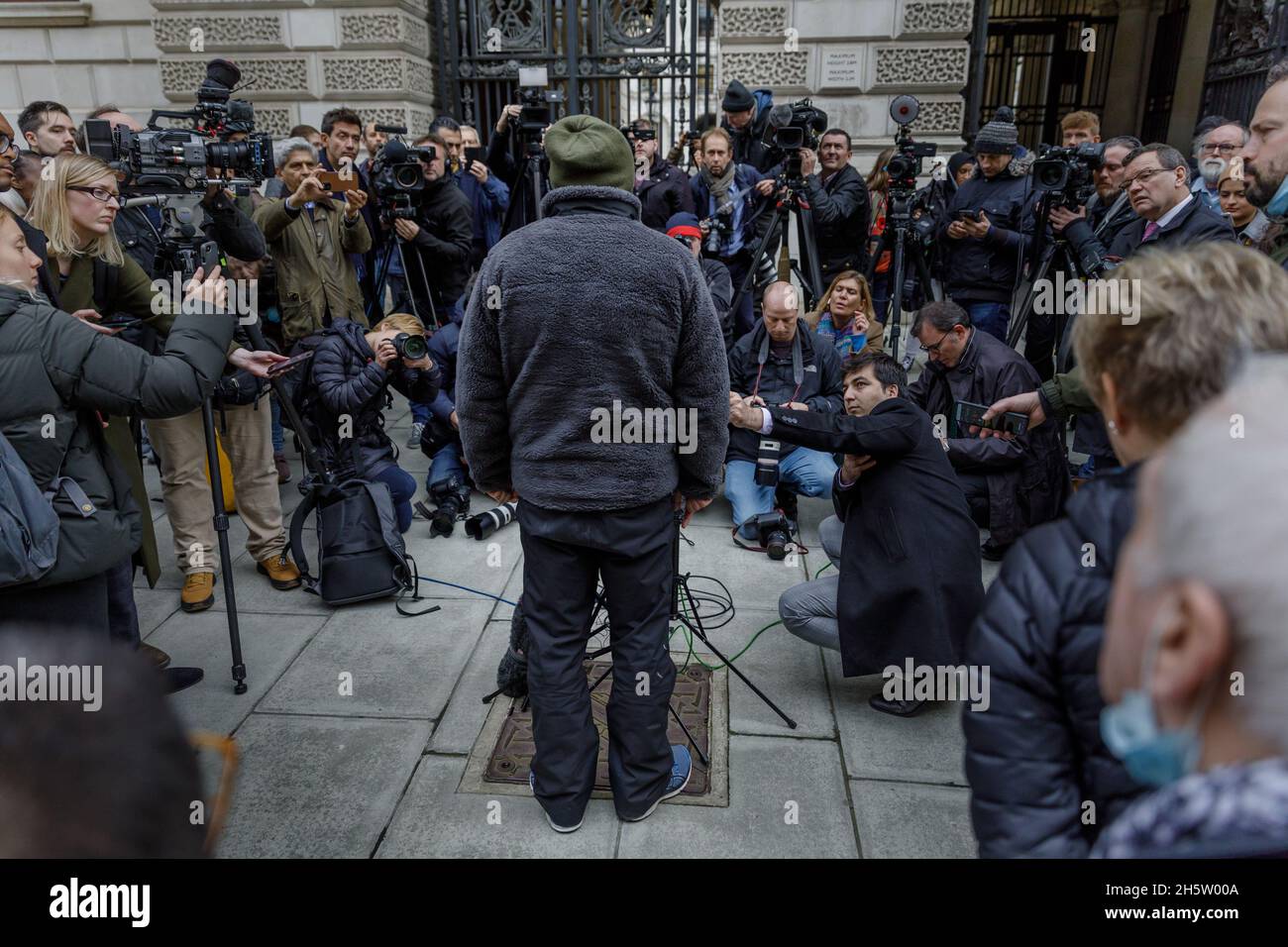 Foreign Office, Westminster, Londres, Royaume-Uni.11 novembre 2021.Richard Ratcliffe adresse les médias et les partisans à la suite d'une réunion décourageante avec le Foreign Office, le 19 jour de sa grève de la faim.Il fait du camping devant le Foreign Office du Royaume-Uni pour protester contre la détention de sa femme et de la mère de son enfant, Nazanin Zaghari-Ratcliffe, qui est détenu en otage en Iran depuis cinq ans et demi.Amanda Rose/Alamy Live News Banque D'Images Foreign Office, Westminster, Londres, Royaume-Uni.11 novembre 2021.Richard Ratcliffe adresse les médias et les partisans à la suite d'une réunion décourageante avec le Foreign Office, le 19 jour de sa grève de la faim.Il fait du camping devant le Foreign Office du Royaume-Uni pour protester contre la détention de sa femme et de la mère de son enfant, Nazanin Zaghari-Ratcliffe, qui est détenu en otage en Iran depuis cinq ans et demi.Amanda Rose/Alamy Live News Banque D'Images