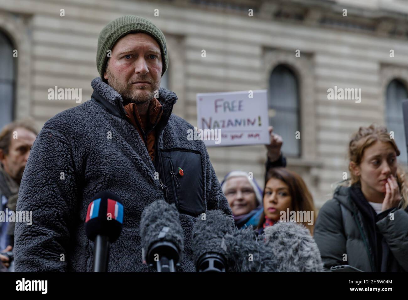 Foreign Office, Westminster, Londres, Royaume-Uni.11 novembre 2021.Richard Ratcliffe adresse les médias et les partisans à la suite d'une réunion décourageante avec le Foreign Office, le 19 jour de sa grève de la faim.Il fait du camping devant le Foreign Office du Royaume-Uni pour protester contre la détention de sa femme et de la mère de son enfant, Nazanin Zaghari-Ratcliffe, qui est détenu en otage en Iran depuis cinq ans et demi.Amanda Rose/Alamy Live News Banque D'Images Foreign Office, Westminster, Londres, Royaume-Uni.11 novembre 2021.Richard Ratcliffe adresse les médias et les partisans à la suite d'une réunion décourageante avec le Foreign Office, le 19 jour de sa grève de la faim.Il fait du camping devant le Foreign Office du Royaume-Uni pour protester contre la détention de sa femme et de la mère de son enfant, Nazanin Zaghari-Ratcliffe, qui est détenu en otage en Iran depuis cinq ans et demi.Amanda Rose/Alamy Live News Banque D'Images