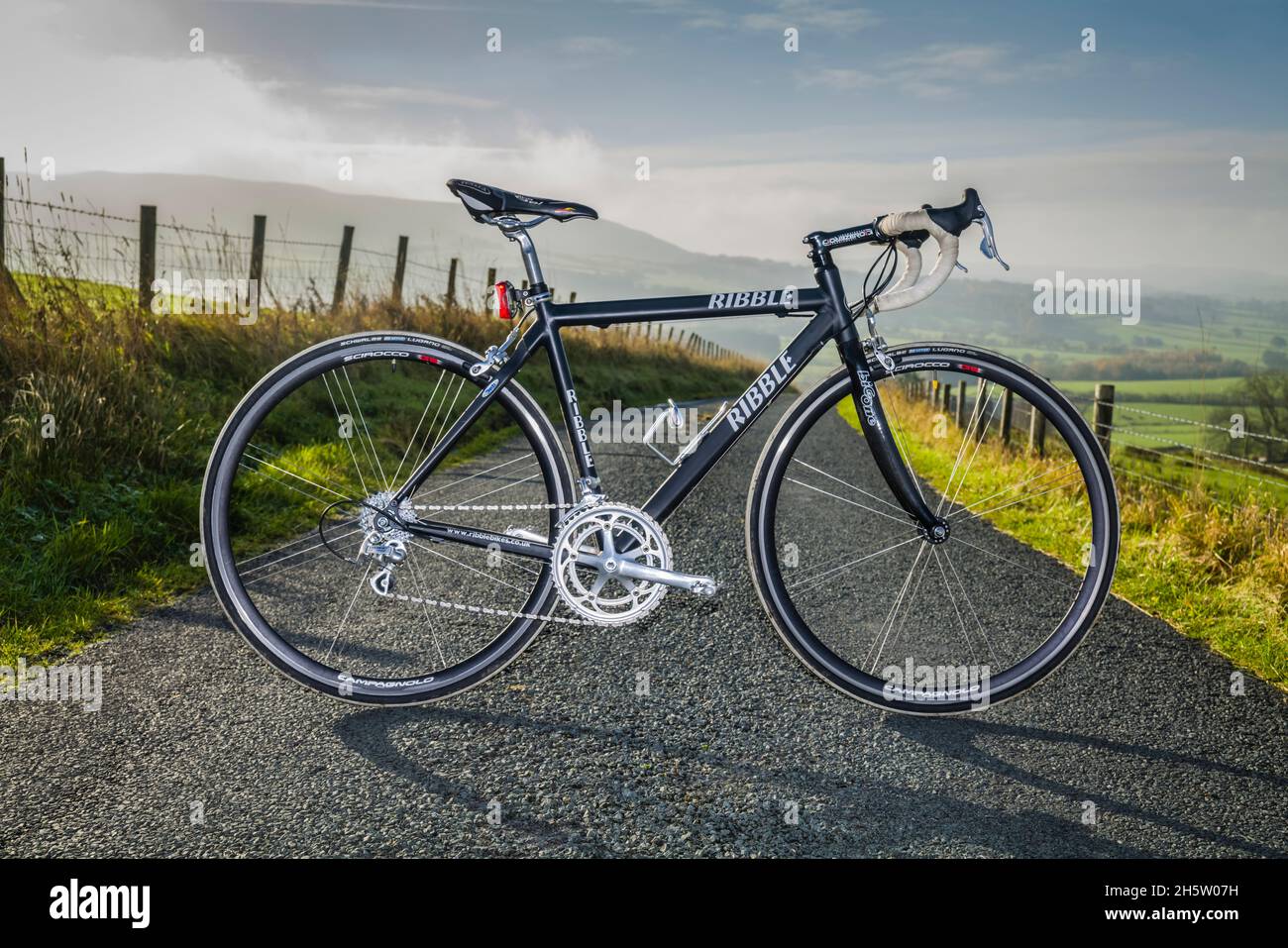 Portrait de vélo de Ribble cycles vélo sur une route rurale à Bowland, Lancashire, Royaume-Uni. Banque D'Images