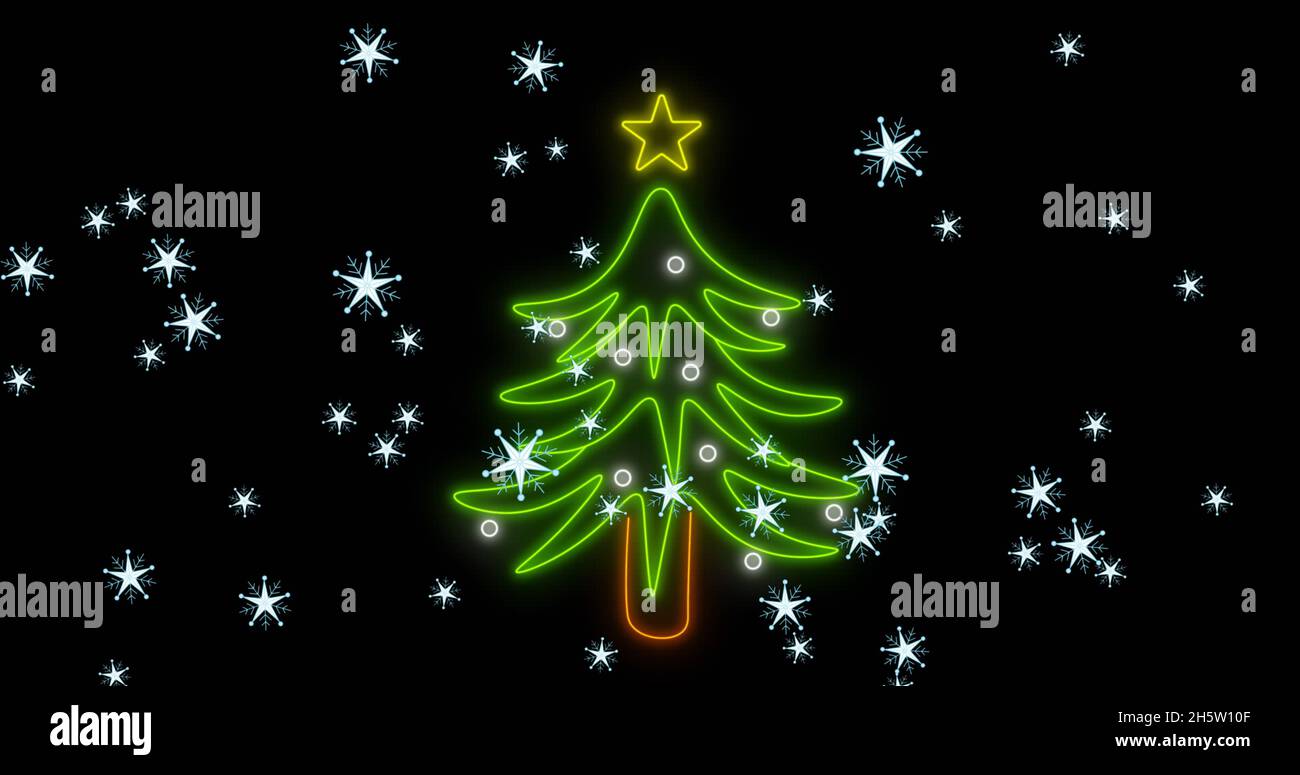 Image d'un sapin de noël au néon sur neige tombant sur fond noir à noël Banque D'Images