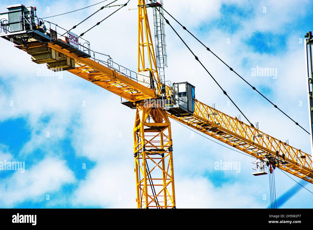 Grue sur un ciel bleu Banque D'Images