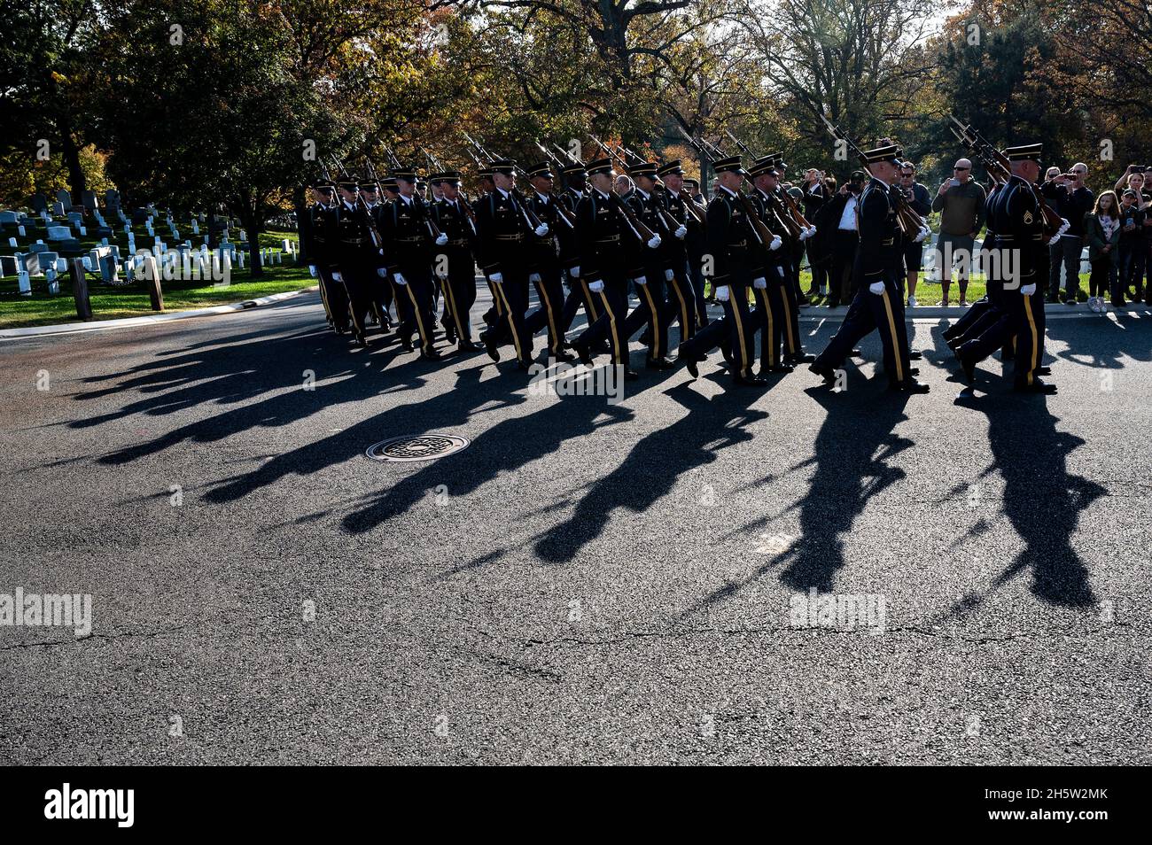 Arlington, États-Unis.11 novembre 2021.Le district militaire de l'armée des États-Unis de Washington organise un survol de service conjoint et une procession d'honneur complète en l'honneur du centenaire de la tombe du soldat inconnu au cimetière national d'Arlington à Arlington, va, le 11 novembre 2021.Credit: Jim Watson/Pool via CNP /MediaPunch Credit: MediaPunch Inc/Alay Live News Banque D'Images