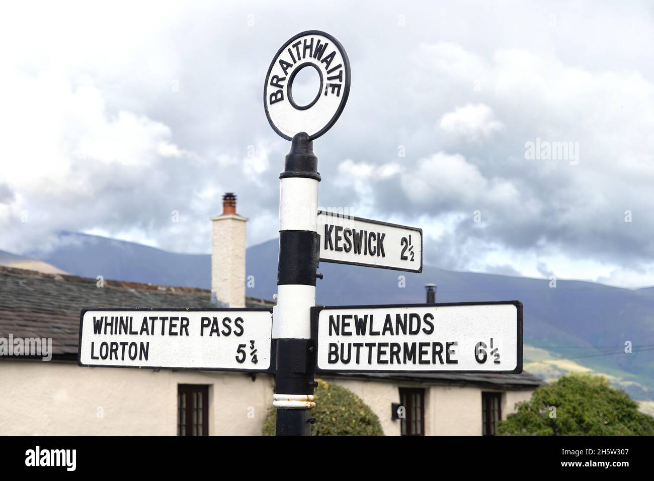 Panneau routier, Lake District National Park, Royaume-Uni ; panneau dans Braithwaite Village The Lake District, Cumbria, Angleterre. Banque D'Images