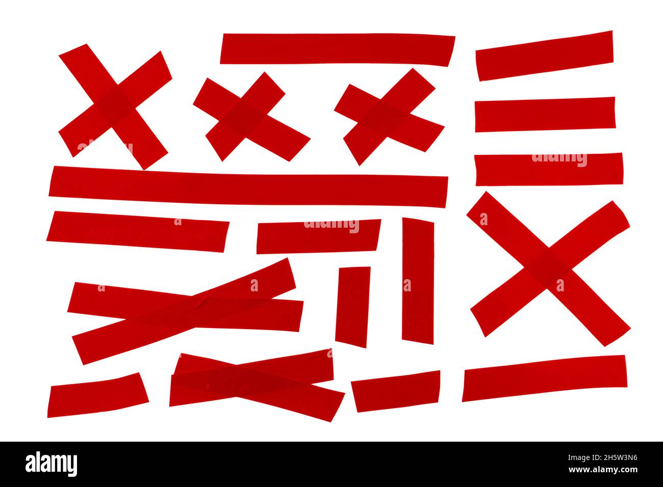 Isolation de ruban de masquage sur blanc.Collection de ruban électrique rouge.Collection de différents rubans adhésifs.Ruban adhésif Scotch isolé sur fond blanc. Banque D'Images