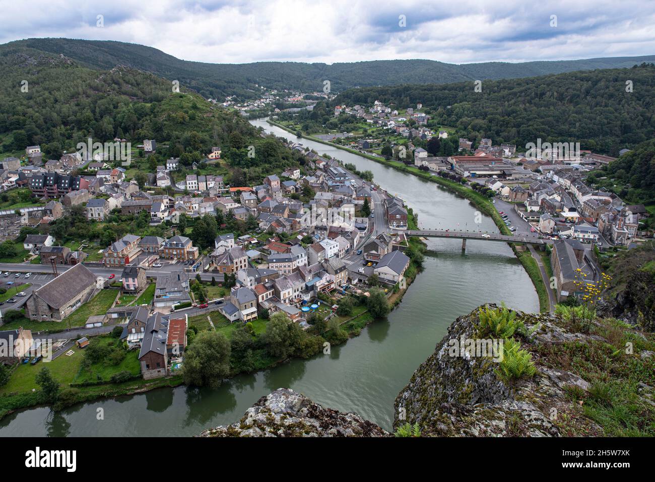 Vue aérienne d'une ville des Ardennes traversée par la Meuse en France Banque D'Images