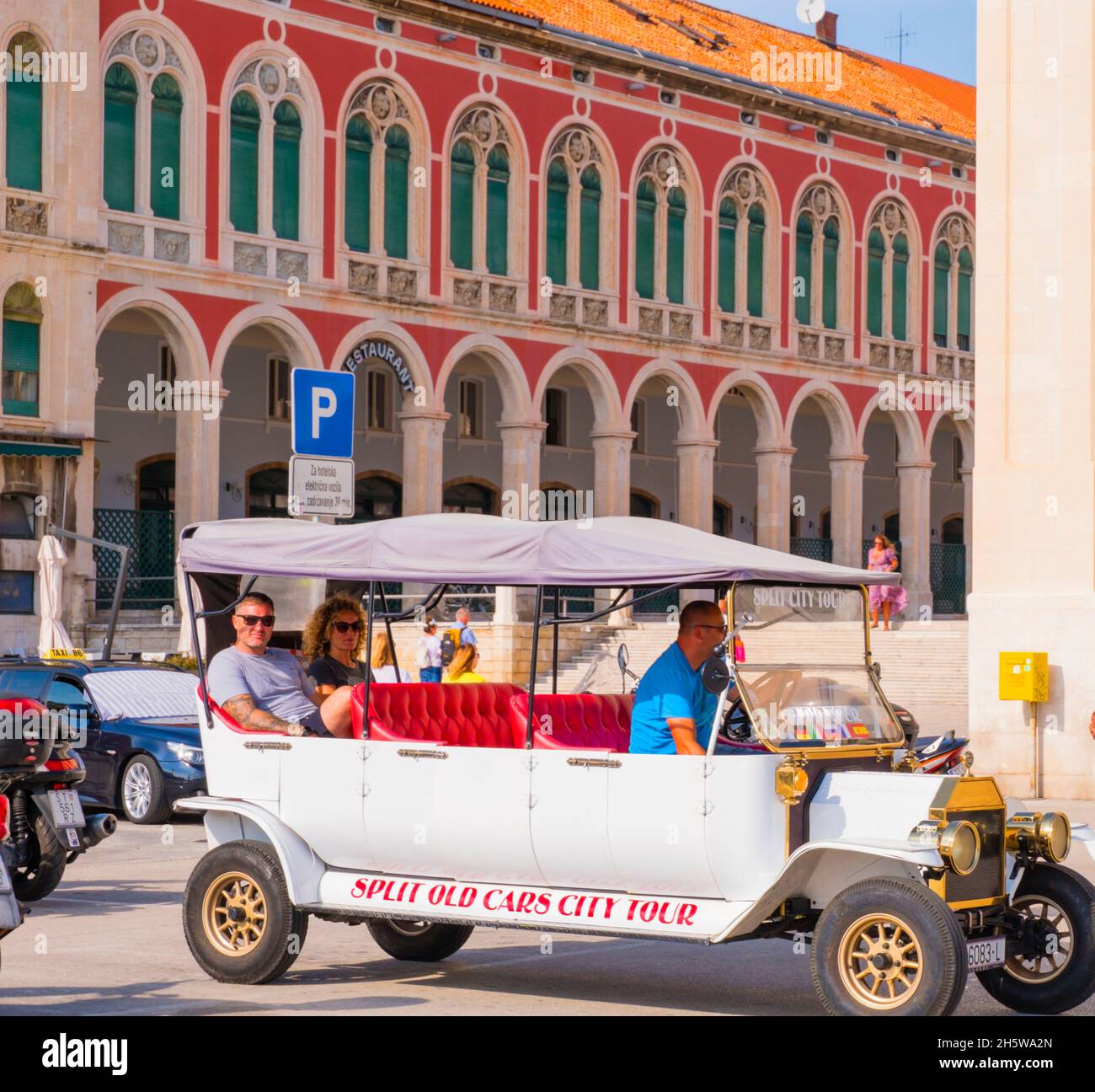 Visite de la ville des voitures anciennes, Trg Republike, Split, Croatie Banque D'Images