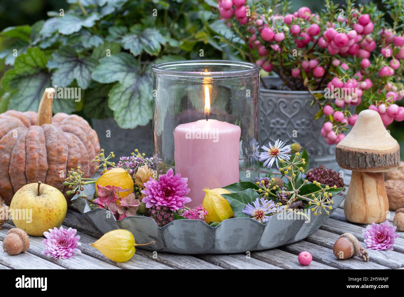 décoration romantique avec bougie, fleurs d'automne et citrouille Banque D'Images