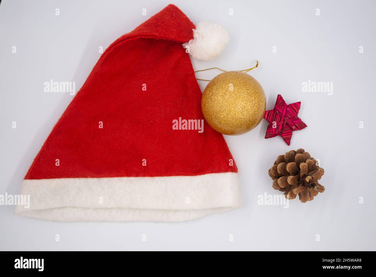 Chapeau de père Noël avec décorations de Noël sur fond blanc.Plat pour Noël et bannière du nouvel an heureux Banque D'Images