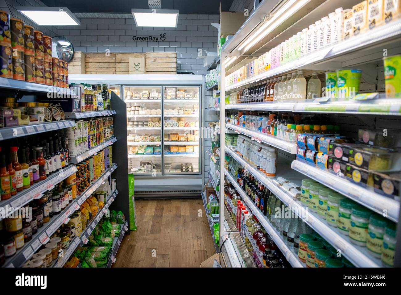 Magasin d'angle vegan avec une grande variété de produits sur les étagères et les réfrigérateurs Banque D'Images
