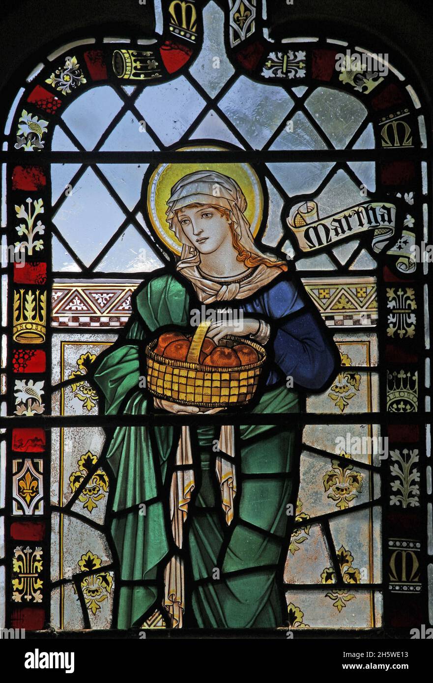 Vitraux de J Powell et fils de 1936 représentant Martha de Bethany, Église de la Sainte-Croix, Burley-on-the-Hill, Rutland Banque D'Images