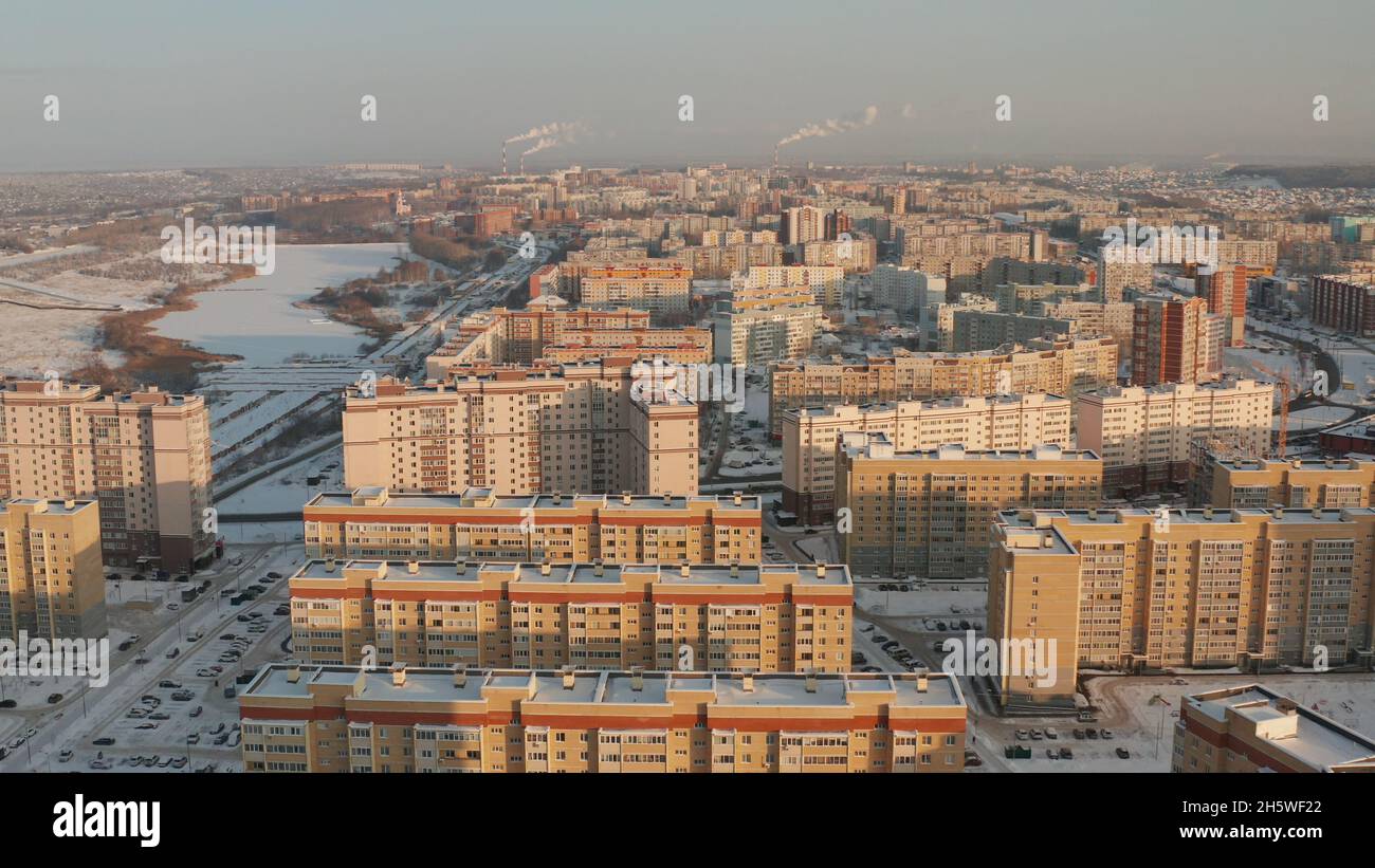 De nouveaux bâtiments de grande taille dans une ville russe d'hiver.Nouveaux quartiers résidentiels de Penza avec des maisons en hiver.Coin couchage de la ville de Penza.Penza depuis Banque D'Images