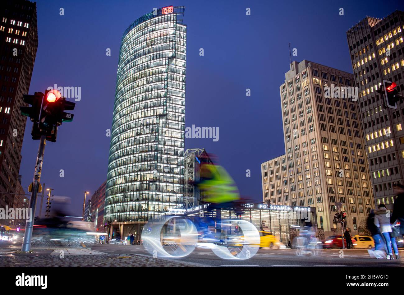 Berlin, Allemagne.11 novembre 2021.Un cycliste traverse la Potsdamer Platz la nuit.(Tourné avec une longue exposition) Credit: Philipp Znidar/dpa/Alamy Live News Banque D'Images