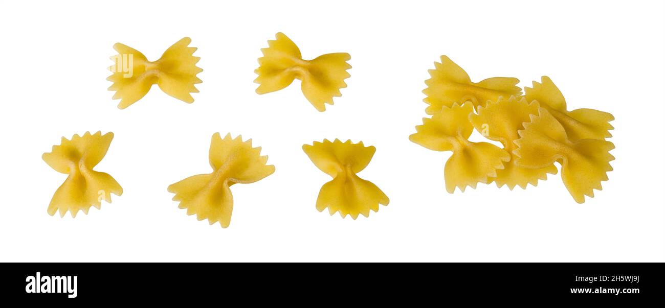 Ensemble de superbes pâtes farfalles festonnées isolées sur un fond blanc.Gros plan de pâtes jaunes en forme de papillon ou de noeud papillon non cuites.Aliments de base. Banque D'Images