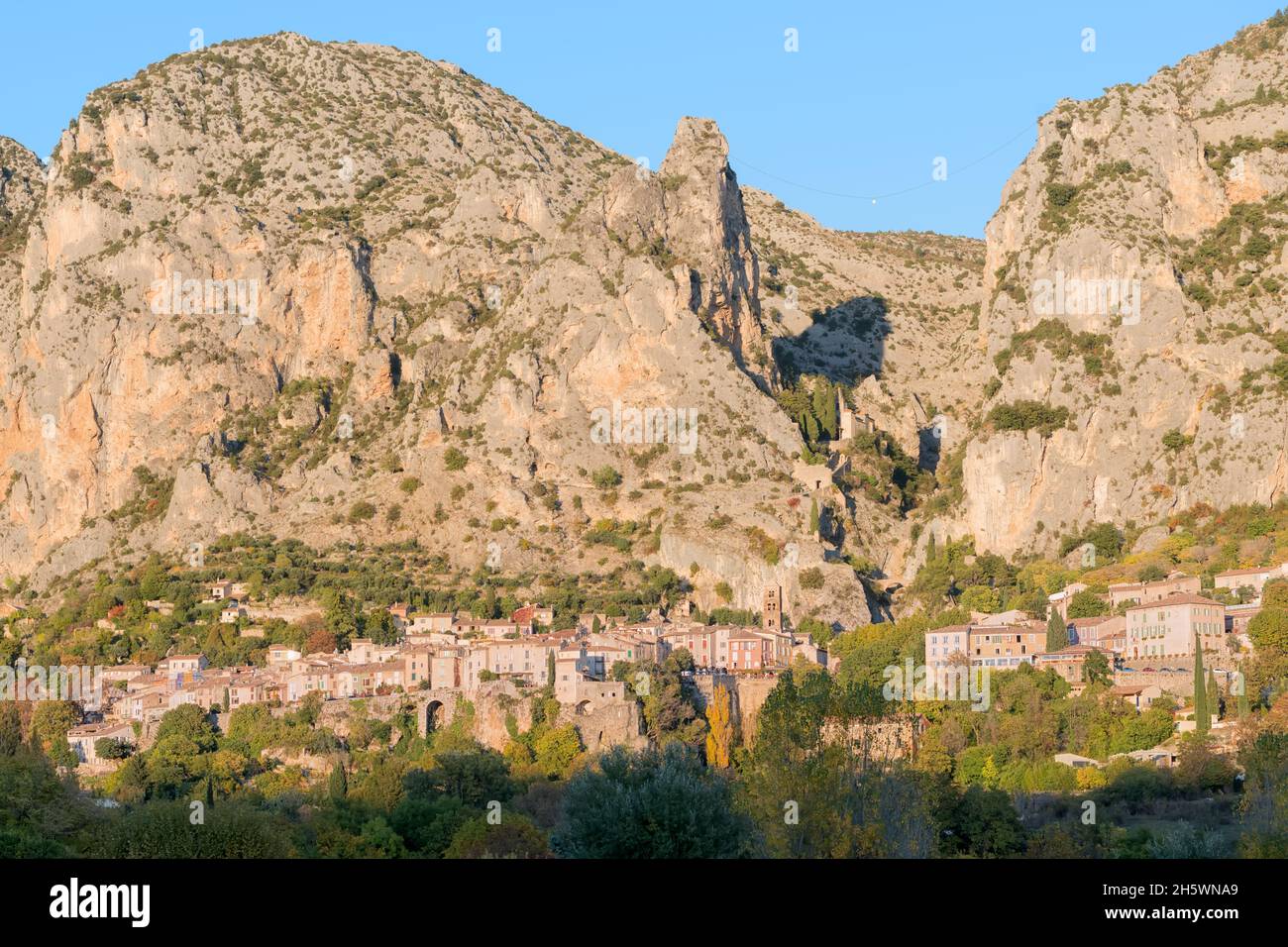 Moustiers-Sainte-Marie, ou tout simplement Moustiers, est une commune française, située dans le département des Alpes-de-haute-Provence et la région Provence-Alpes-Côte d'Azur de Southe Banque D'Images