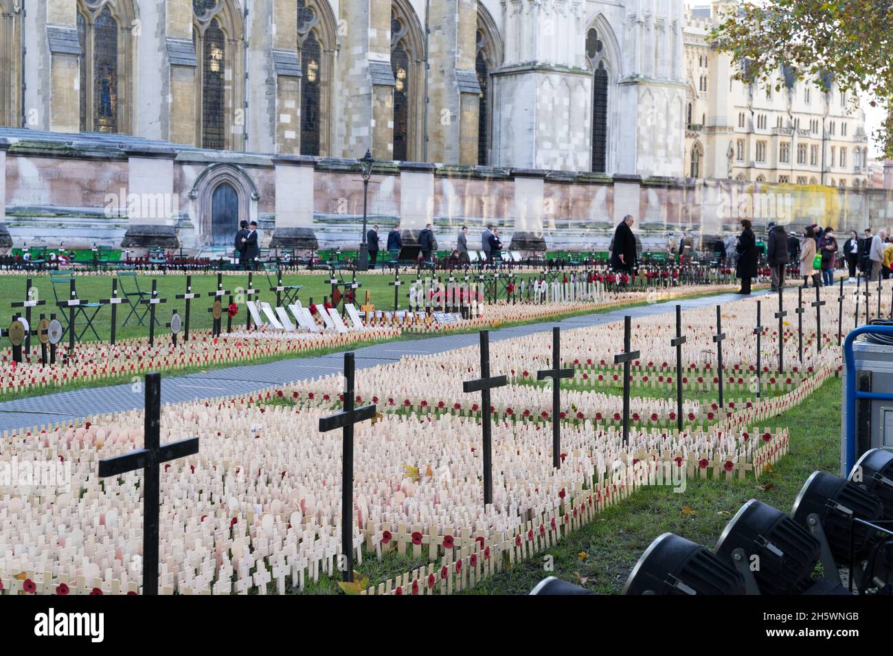 Westminster Abbey, Londres, Royaume-Uni 11 novembre 2021.Les hommages sur des croix avec des coquelicots sont plantés dans le domaine du souvenir à l'extérieur de l'abbaye de Westminster le jour de l'armistice, chacun porte un message personnel d'un membre du public à l'honneur de ceux qui ont donné leur vie au service de notre pays.Credit: Xiu Bao / Alamy Live News Banque D'Images