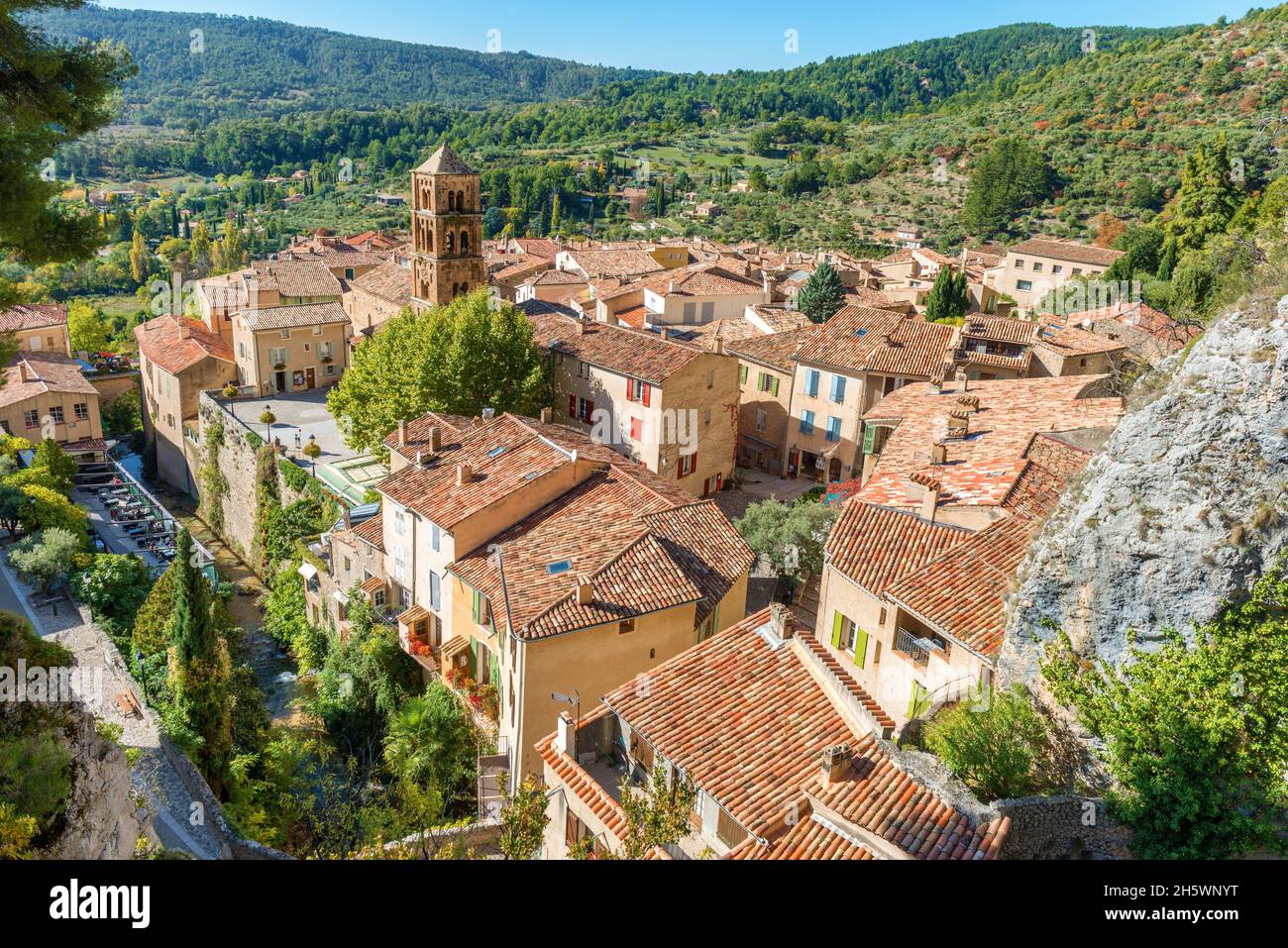 Moustiers-Sainte-Marie, ou tout simplement Moustiers, est une commune française, située dans le département des Alpes-de-haute-Provence et la région Provence-Alpes-Côte d'Azur de Southe Banque D'Images