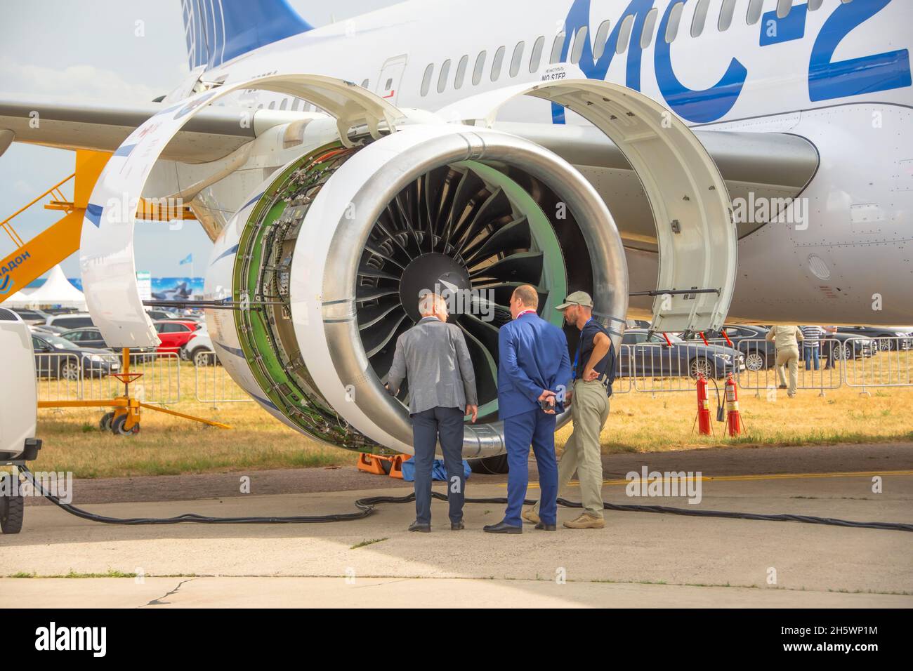 Un nouveau technicien et des représentants d'affaires russes dans l'aéroport civil qui s'intéressent au moteur.Russie, Moscou, 21 juillet 2021 Banque D'Images