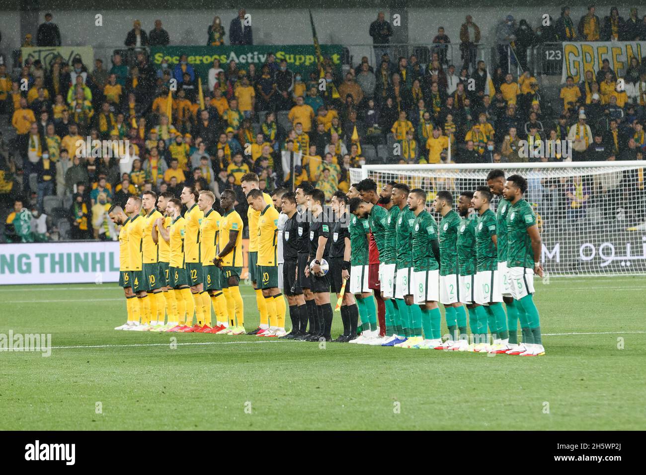 Sydney, Australie.11 novembre 2021.Les deux équipes attendent de chanter l'hymne national lors du match de qualification asiatique de l'AFC de la coupe du monde de la FIFA entre les Socceroos d'Australie et l'Arabie Saoudite au stade CommBank le 11 novembre 2021 à Sydney, Australie Credit: IOIO IMAGES/Alay Live News Banque D'Images