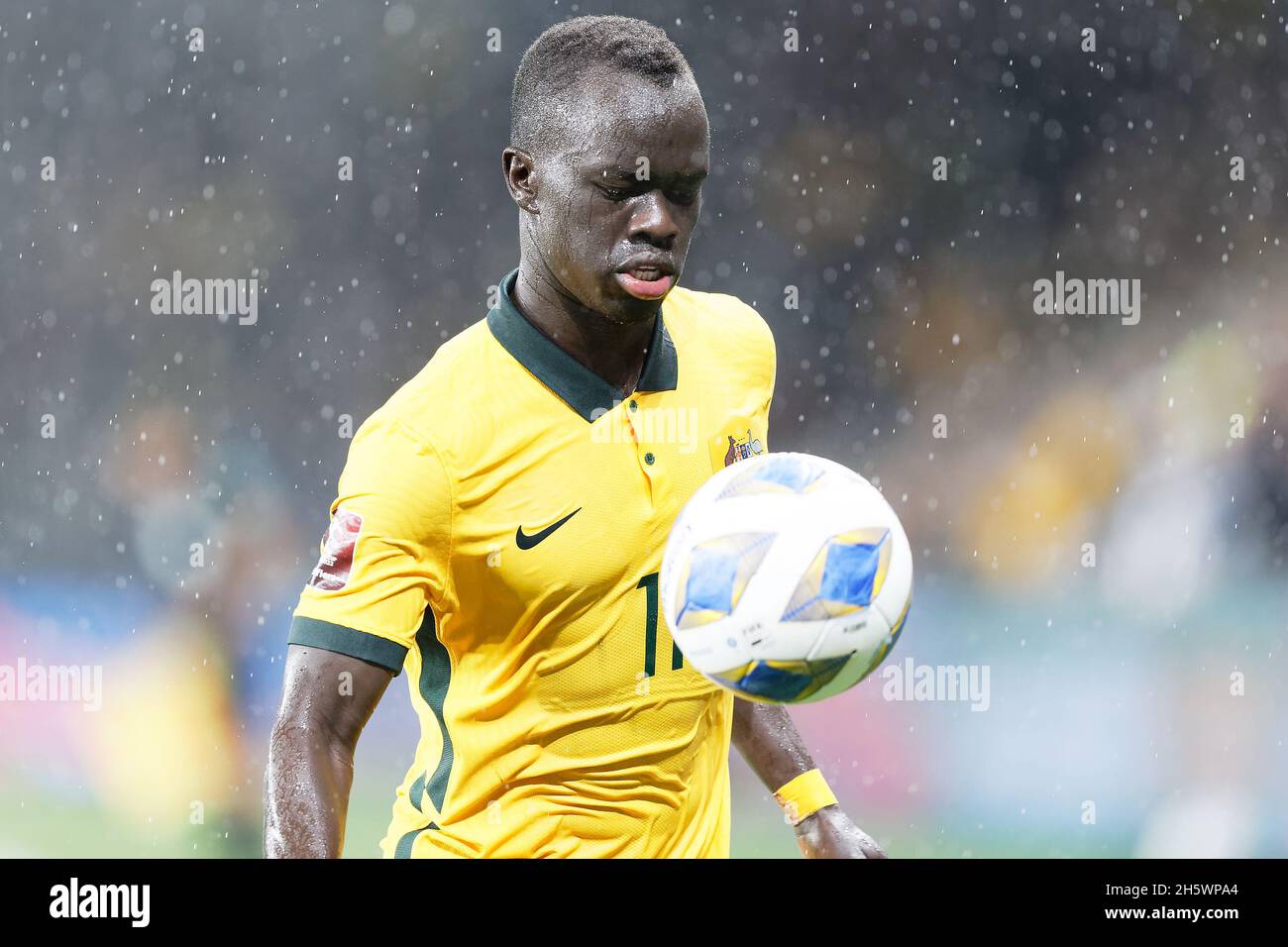 Sydney, Australie.11 novembre 2021.L'AWER MABIL d'Australie contrôle le ballon lors du match de qualification asiatique de la coupe du monde de la FIFA, AFC entre les Socceroos d'Australie et l'Arabie Saoudite au stade CommBank le 11 novembre 2021 à Sydney, Australie Credit: IOIO IMAGES/Alay Live News Banque D'Images