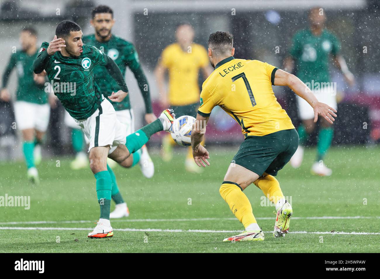 Sydney, Australie.11 novembre 2021.MATHEW LECKIE de l'Australie défie LE SULTAN ABDULLAH ALGHANNAM lors de la coupe du monde de la FIFA AFC Asian Qualificateur match entre les Socceroos d'Australie et l'Arabie Saoudite au stade CommBank le 11 novembre 2021 à Sydney, Australie Credit: IIO IMAGES/Alay Live News Banque D'Images