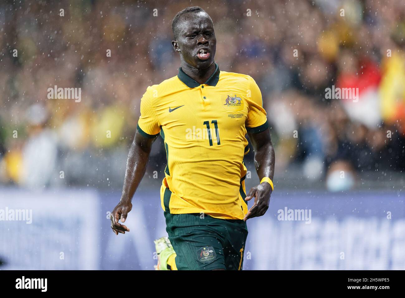 Sydney, Australie.11 novembre 2021.L'AWER MABIL d'Australie a fait tomber le ballon lors du match de qualification asiatique de la coupe du monde de la FIFA, AFC entre les Socceroos d'Australie et l'Arabie Saoudite au stade CommBank le 11 novembre 2021 à Sydney, Australie Credit: IIO IMAGES/Alay Live News Banque D'Images