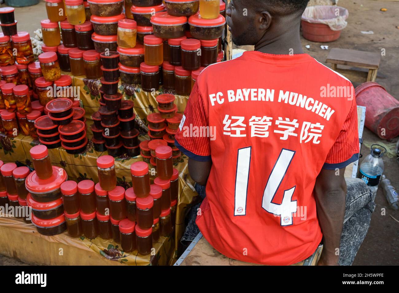 Malawi, Lilongwe, marché dans la vieille ville, vendeur de miel en FC Bavière maillot de Munich, fabriqué en Chine / Markt in der Altstadt, Honig Verkäufer im FC Bayern München Trikot, fabriqué en Chine Banque D'Images Malawi, Lilongwe, marché dans la vieille ville, vendeur de miel en FC Bavière maillot de Munich, fabriqué en Chine / Markt in der Altstadt, Honig Verkäufer im FC Bayern München Trikot, fabriqué en Chine Banque D'Images
