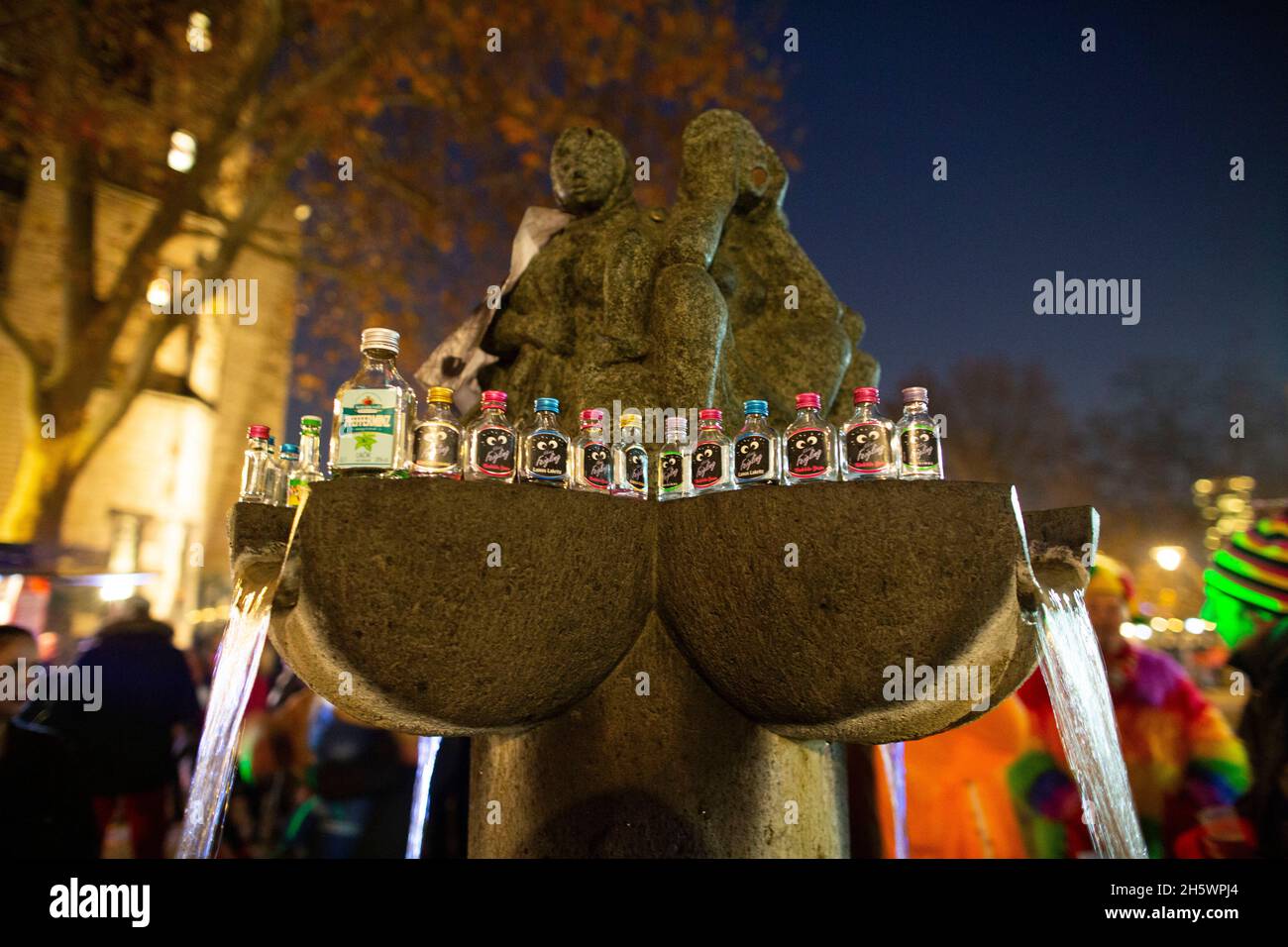 Cologne, Allemagne.11 novembre 2021.Les petites bouteilles vides de spiritueux sont alignées sur une corniche.Les Carnivalistes font la fête dans la soirée dans les rues de la vieille ville de Cologne.Le 11.11. Est célébré de nouveau cette année dans les conditions de Corona en présence.Toutefois, dans les bastions du carnaval de Cologne et de Düsseldorf, cela ne s'applique qu'aux personnes vaccinées et aux personnes récupérées.Credit: Thomas Banneyer/dpa/Alay Live News Banque D'Images