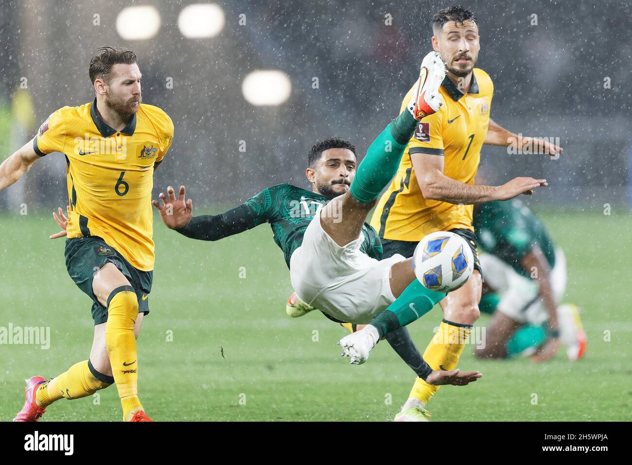 Sydney, Australie.11 novembre 2021.ABDULELAH ALAMMRI de l'Arabie Saoudite est défié par MARTIN BOYLE et MATHEW LECKIE de l'Australie lors de la coupe du monde de la FIFA AFC Asian Qualificateur match entre les Socceroos d'Australie et l'Arabie Saoudite au CommBank Stadium le 11 novembre 2021 à Sydney, Australie crédit: IOIO IMAGES/Alamy Live News Banque D'Images