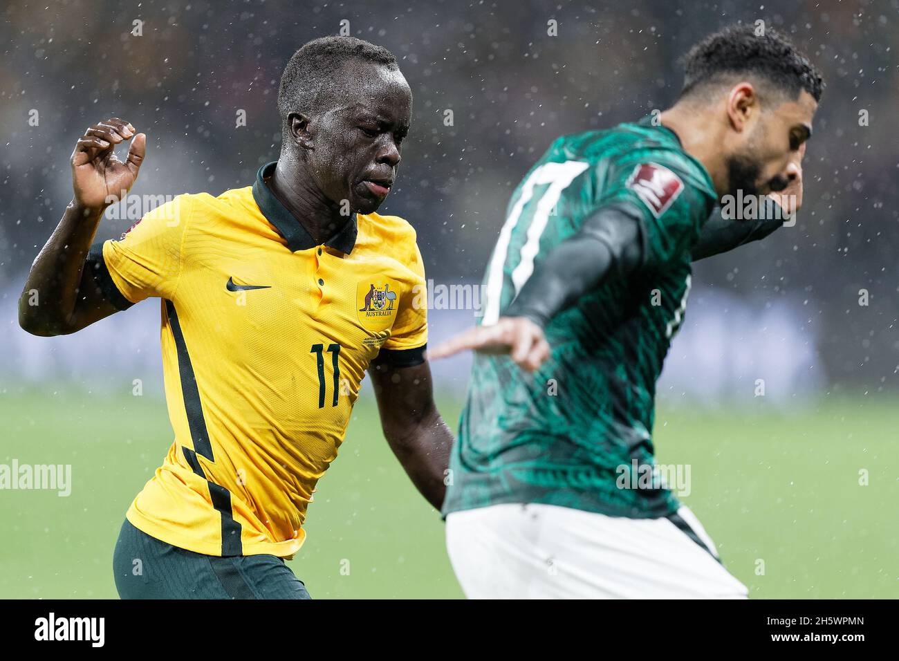 Sydney, Australie.11 novembre 2021.ABDULELAH ALAMMRI of Saudi Arabia est contesté par AWER MABIL lors de la coupe du monde de la FIFA AFC Asian Qualifier match entre les Socceroos d'Australie et l'Arabie Saoudite au stade CommBank le 11 novembre 2021 à Sydney, Australie Credit: IOIO IMAGES/Alay Live News Banque D'Images