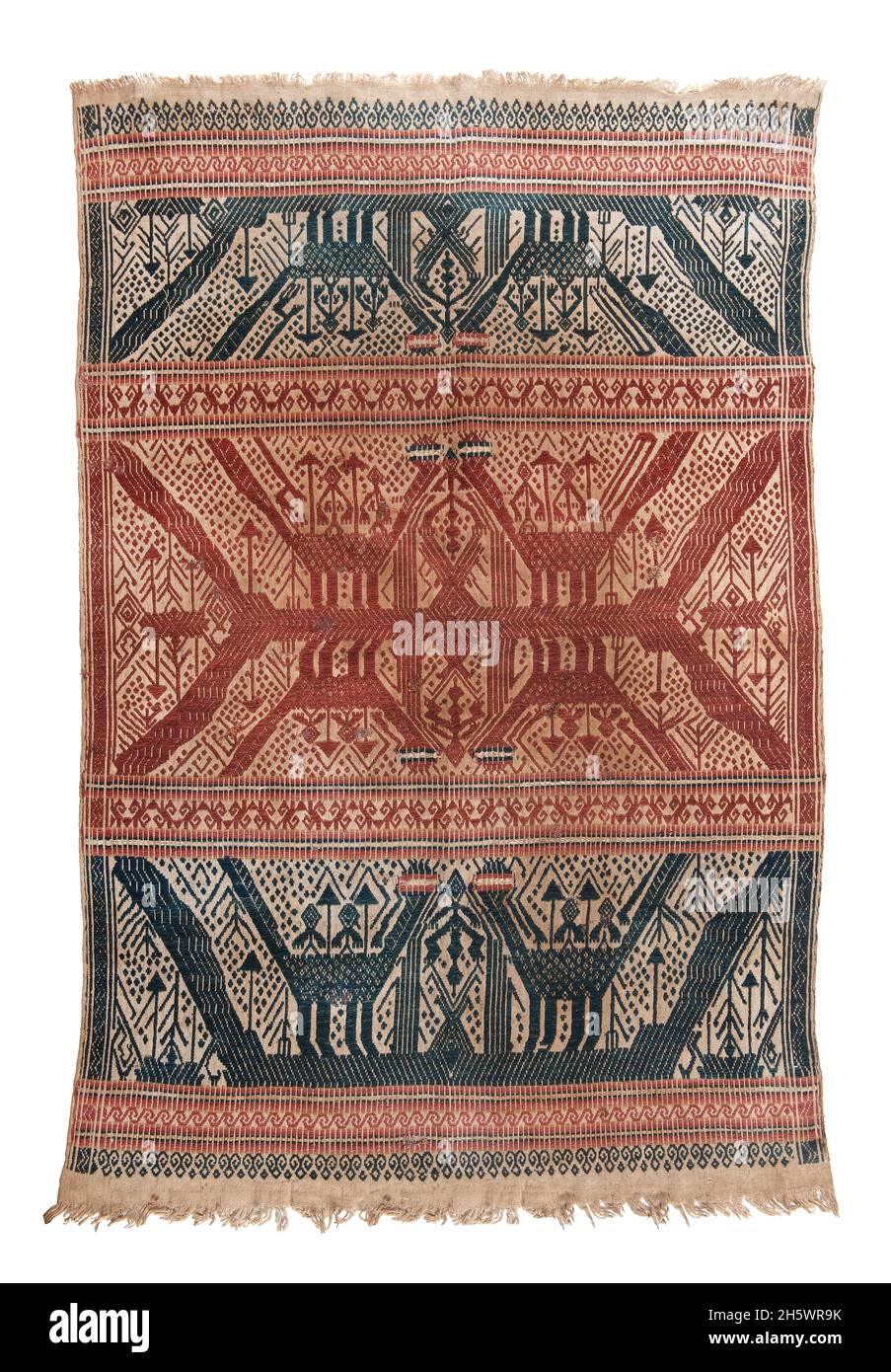 Textile de cérémonie, C XIXe, Lampung, Sumatra.Tampan a été utilisé pour les cérémonies de rites de passage, comme point focal pour les repas rituels, le siège pour les aînés qui supervisent le droit traditionnel, et lié à des maisons nouvellement construites.Des exemples de l'intérieur montagneux montrent des sujets naturels ou domestiques stylisés et des dessins géométriques, tandis que ceux de la côte (tampan pasisir) affichent des scènes richement détaillées de navires et d'autres motifs.Le navire, le motif principal, symbolise le mouvement, approprié aux rites des rituels de passage. Banque D'Images