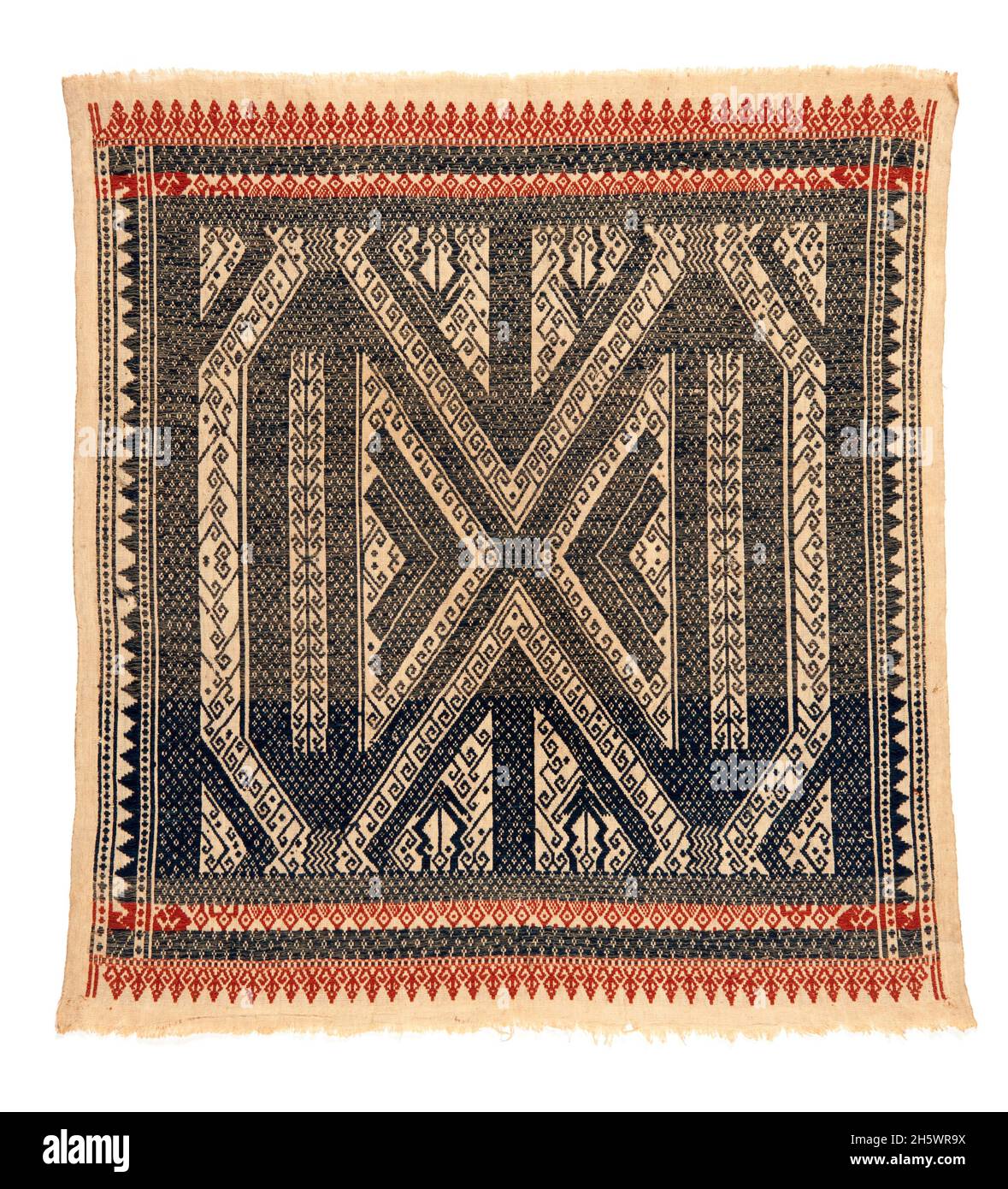 Textile de cérémonie, C XIXe, Lampung, Sumatra.Tampan a été utilisé pour les cérémonies de rites de passage, comme point focal pour les repas rituels, le siège pour les aînés qui supervisent le droit traditionnel, et lié à des maisons nouvellement construites.Des exemples de l'intérieur montagneux montrent des sujets naturels ou domestiques stylisés et des dessins géométriques, tandis que ceux de la côte (tampan pasisir) affichent des scènes richement détaillées de navires et d'autres motifs.Le navire, le motif principal, symbolise le mouvement, approprié aux rites des rituels de passage. Banque D'Images