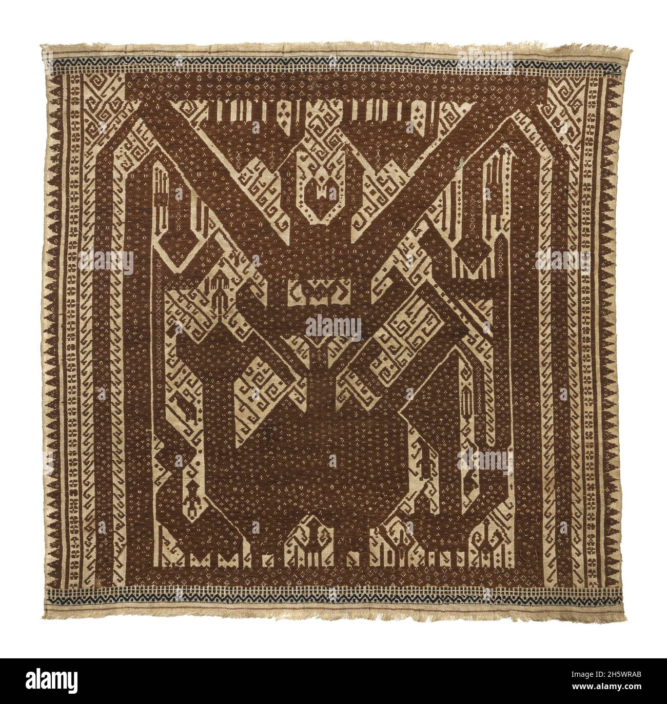Textile de cérémonie, C XIXe, Lampung, Sumatra.Tampan a été utilisé pour les cérémonies de rites de passage, comme point focal pour les repas rituels, le siège pour les aînés qui supervisent le droit traditionnel, et lié à des maisons nouvellement construites.Des exemples de l'intérieur montagneux montrent des sujets naturels ou domestiques stylisés et des dessins géométriques, tandis que ceux de la côte (tampan pasisir) affichent des scènes richement détaillées de navires et d'autres motifs.Le navire, le motif principal, symbolise le mouvement, approprié aux rites des rituels de passage. Banque D'Images
