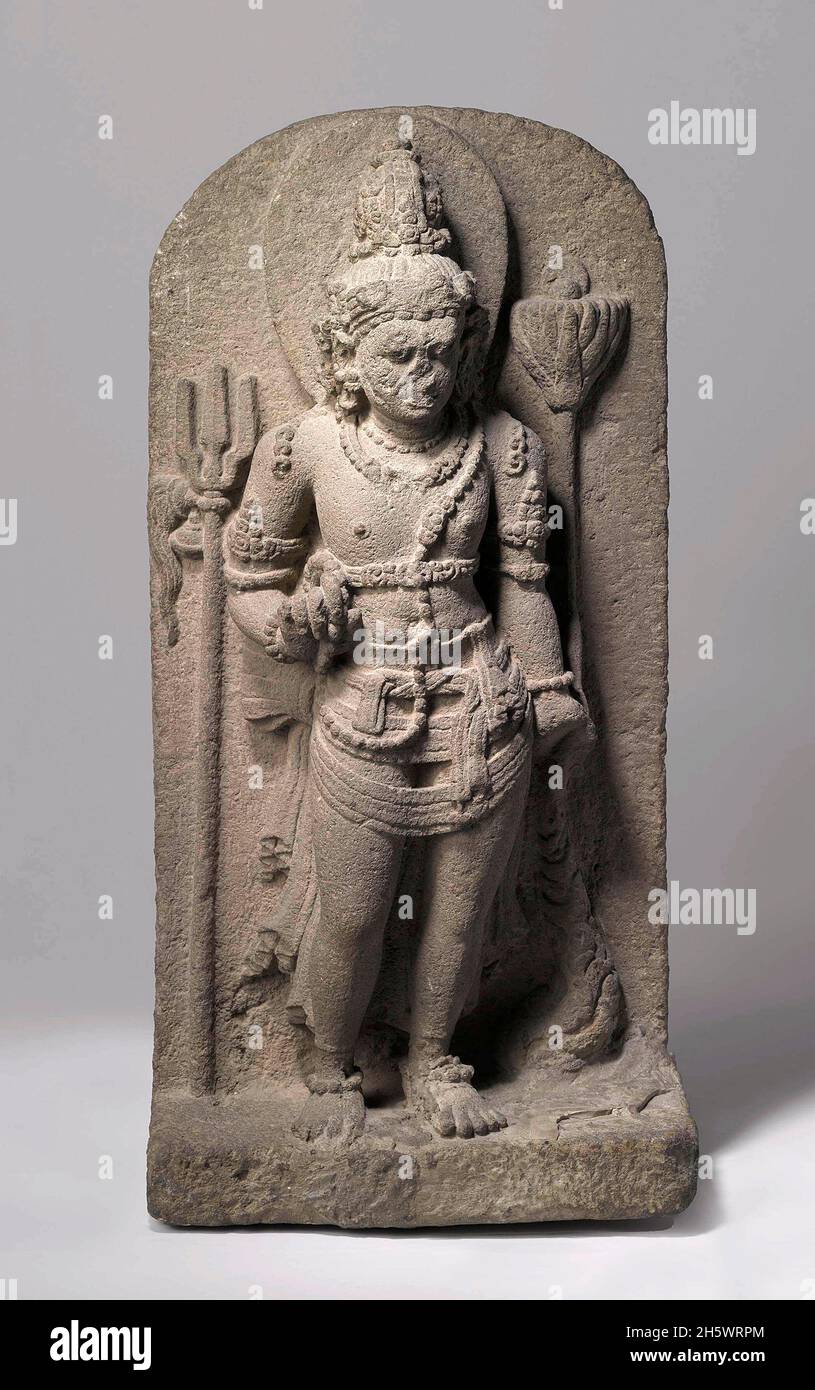 Nandishvara, l'une des deux gardes à l'entrée des temples du dieu hindou Shiva.Il a l'apparence d'un jeune homme élégant et se tient sur le côté droit de Shiva.D'une part, il tient un cercle de perles de prière, d'autre part une fleur flottante de lotus.Le trident est l'arme de Shiva. Banque D'Images