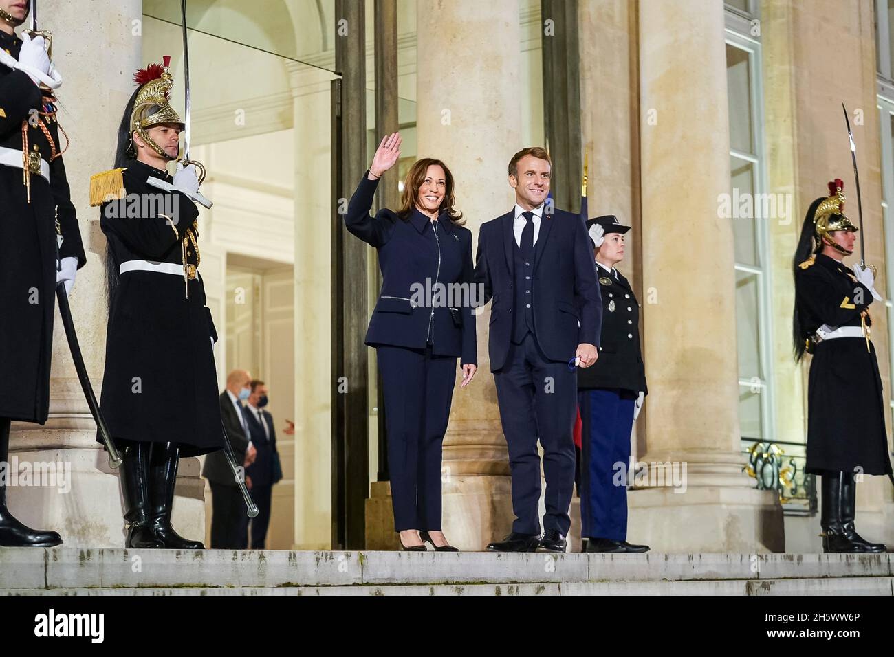 Paris, France.10 novembre 2021.Le vice-président américain Kamala Harris, au centre, et le président français Emmanuel Macron ont fait un pas dans les marches de l'Elysée Palace le 10 novembre 2021 à Paris. Harris rencontre Macron dans le but d'améliorer les relations à la suite de l'accord sur un sous-marin français avec l'Australie.Crédit : Lawrence Jackson/White House photo/Alamy Live News Banque D'Images