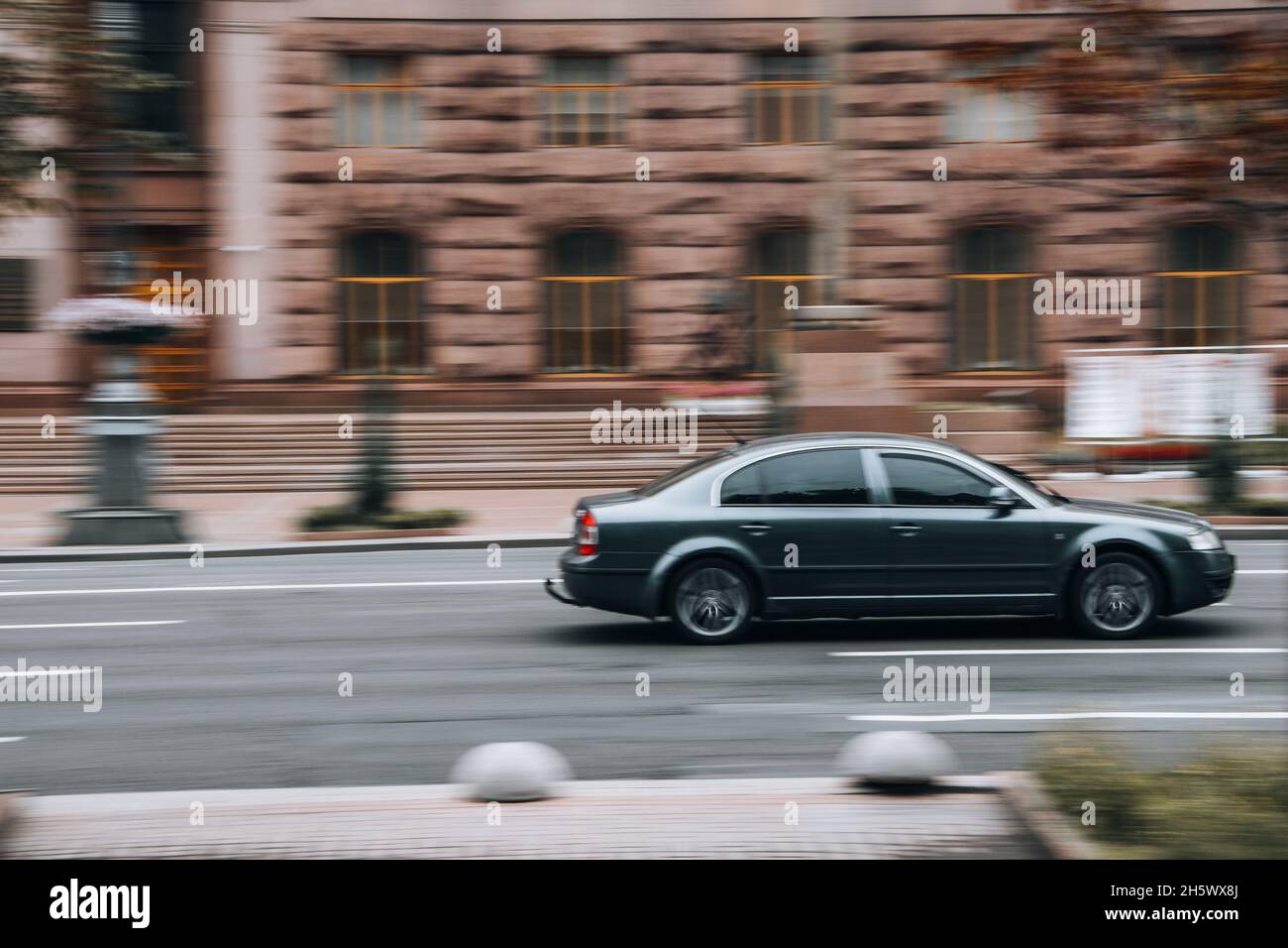 Ukraine, Kiev - 2 juin 2021: Gray Skoda superbe voiture se déplaçant dans la rue. Éditorial Banque D'Images