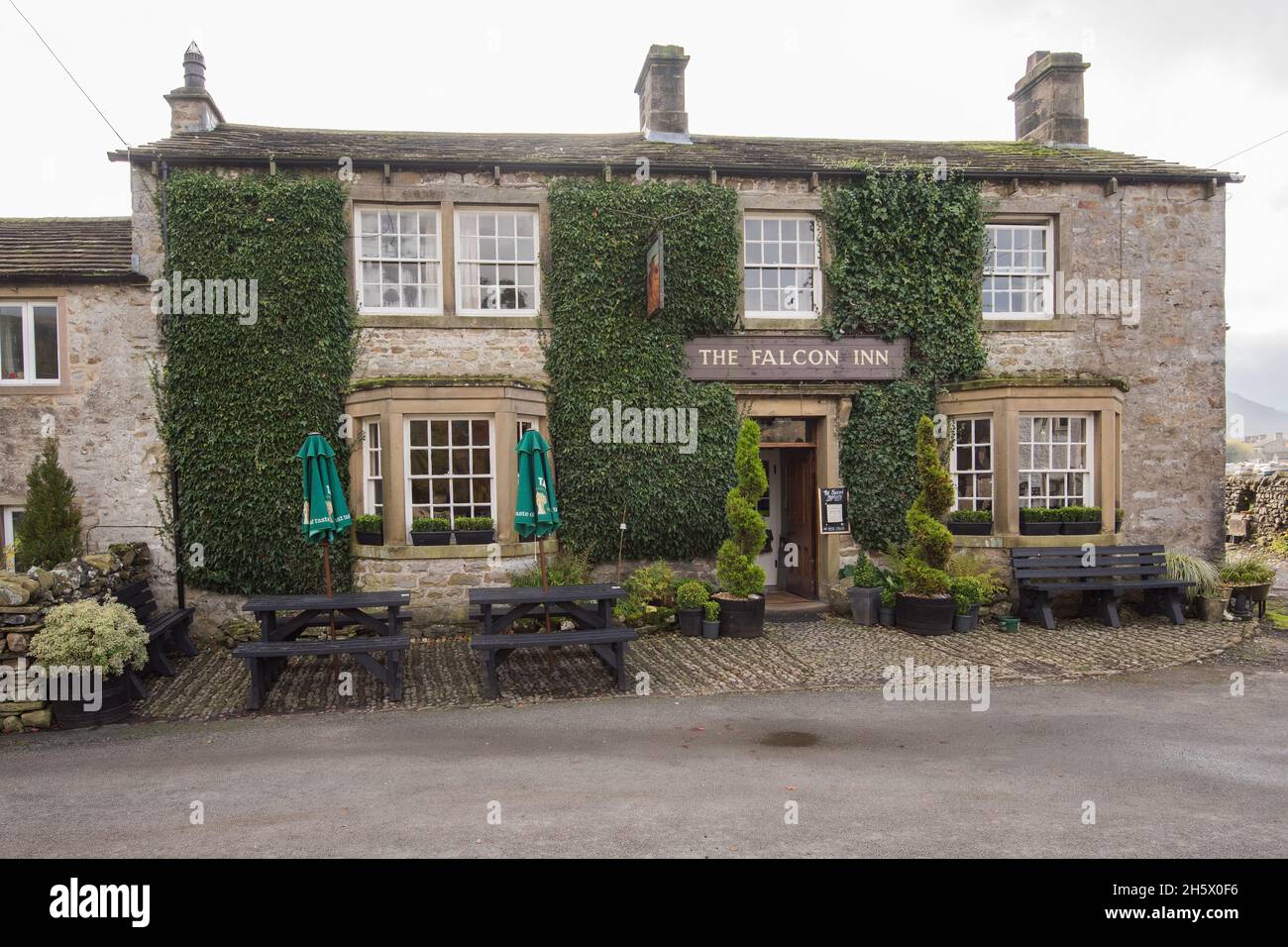 Le Falcon Inn à Arncliffe, Littondale, dans le Yorkshire Dales où les premières séries d'Emmerdale ont été filmées.(Le pub original « Woolpack »). Banque D'Images