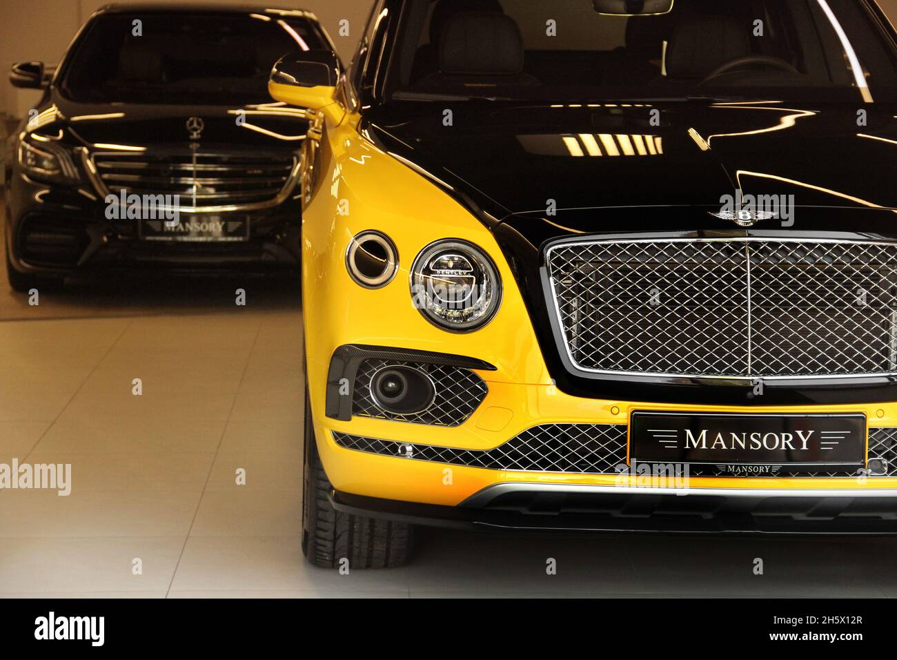 Kiev, Ukraine - 3 mai 2019: Bentley jaune Bentyga Mansory dans la ville Banque D'Images