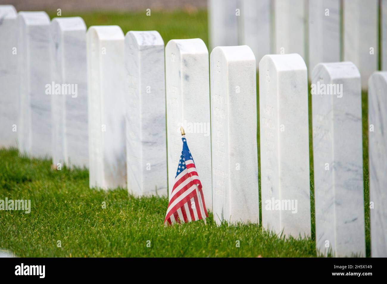 Pennsylvanie, États-Unis.11 novembre 2021.Des drapeaux américains sont mis sur des tombes pour la fête des anciens combattants, le jeudi 11 novembre 2021, à Washington Crossing, dans le cimetière national de Washington Crossing, en Pennsylvanie.( Credit: William Thomas Cain/Alamy Live News Credit: William Thomas Cain/Alamy Live News Banque D'Images