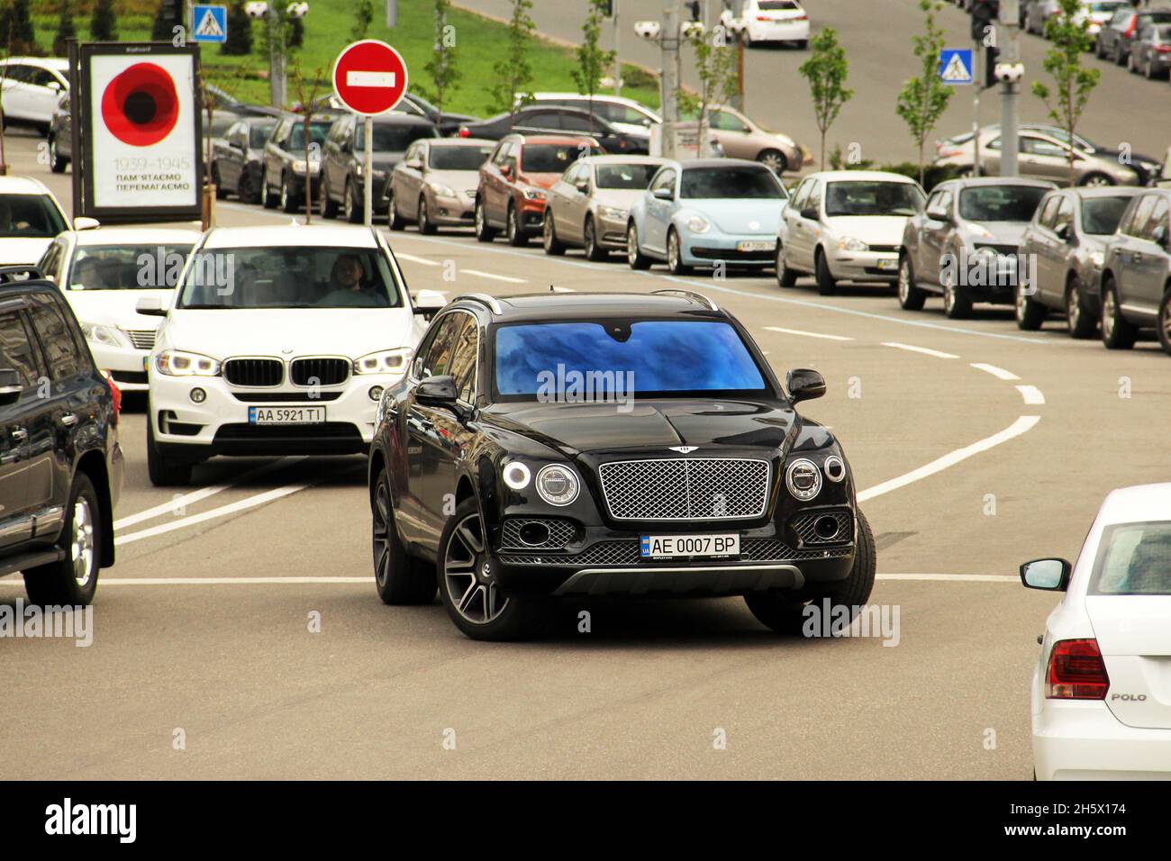 Kiev, Ukraine - 3 mai 2019: Le SUV anglais noir Bentley Bentyga en mouvement Banque D'Images