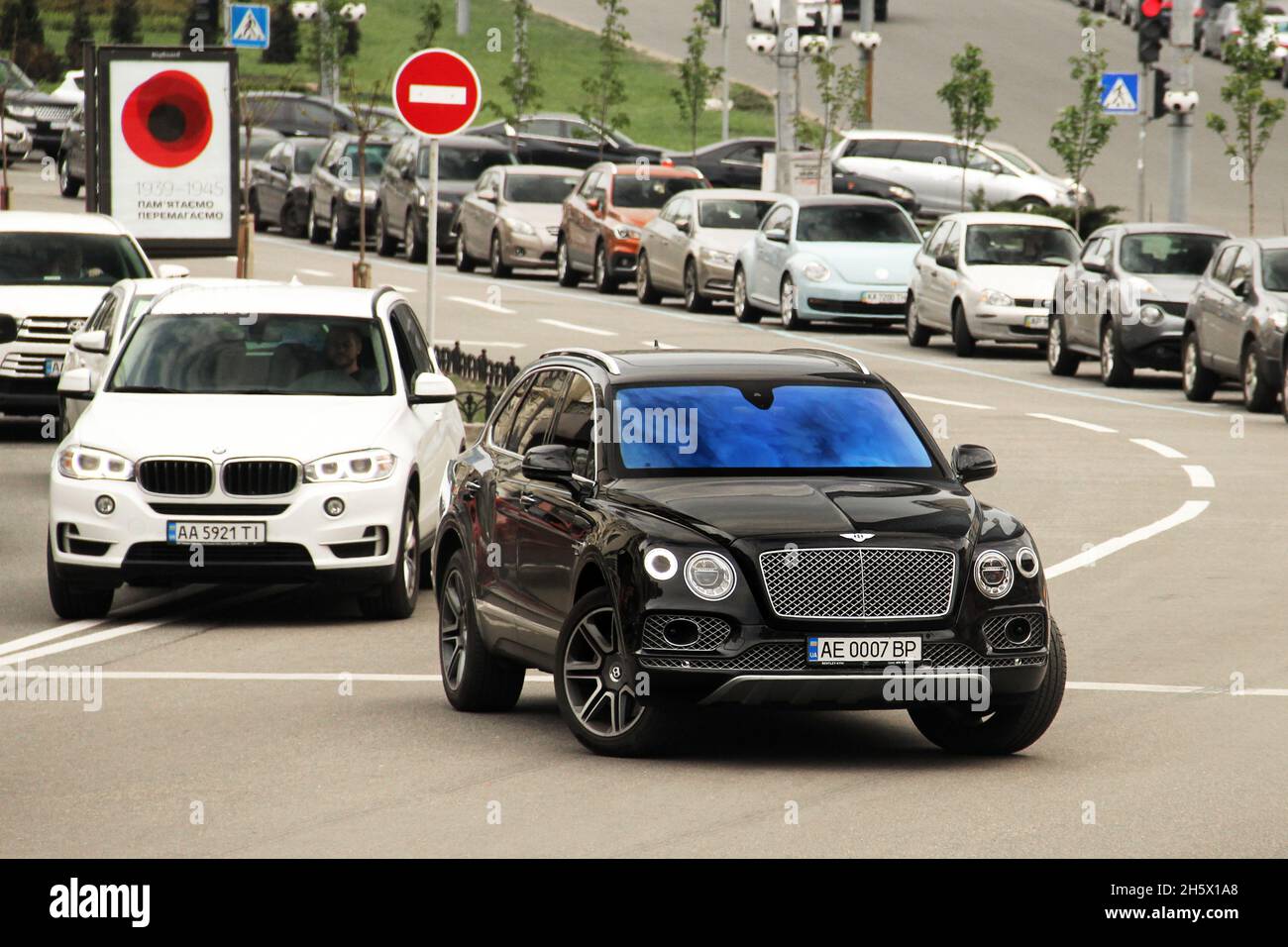 Kiev, Ukraine - 3 mai 2019: Le SUV anglais noir Bentley Bentyga en mouvement Banque D'Images