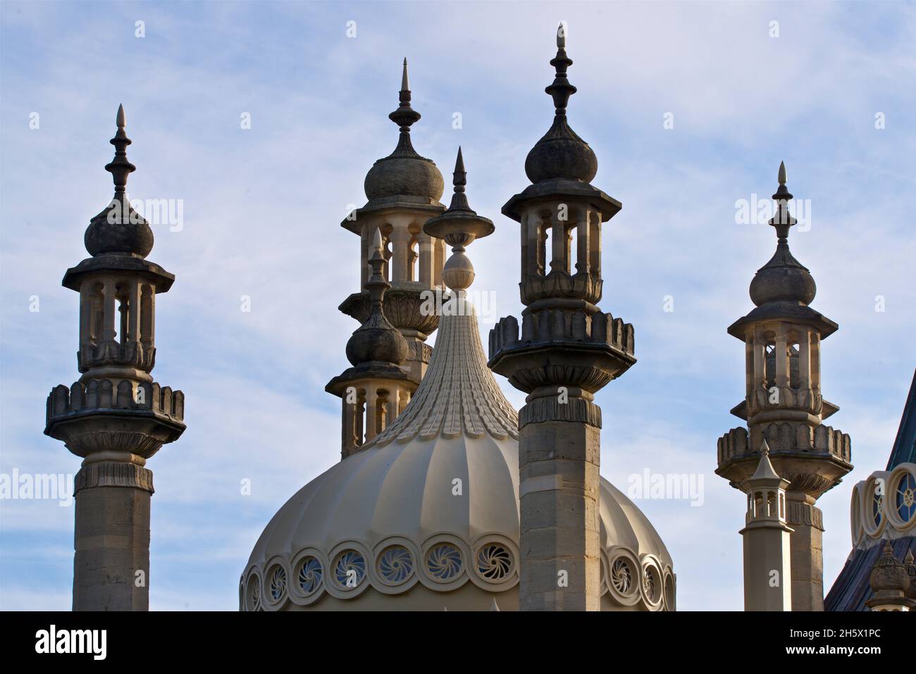 Période géorgienne très ornée, toit d'inspiration indienne du Royal Pavilion de Brighton.Brighton, East Sussex, Angleterre, Royaume-Uni.Dôme et minarets.Indo-Saracenic Revival. Banque D'Images