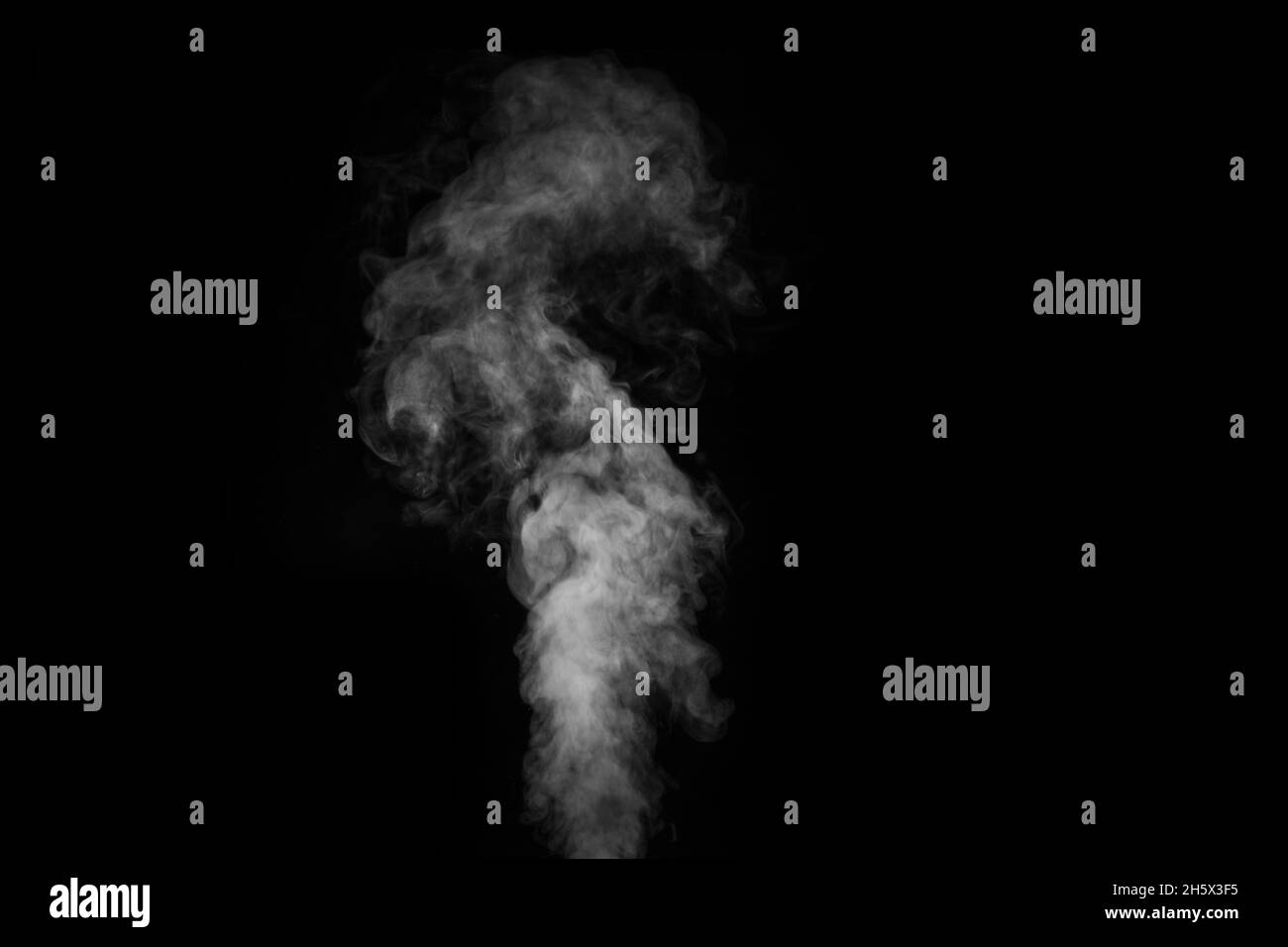 Fumée à la vapeur blanche et chaude, isolée sur fond noir, gros plan.Créez des photos d'Halloween mystiques.Arrière-plan abstrait, élément de conception Banque D'Images