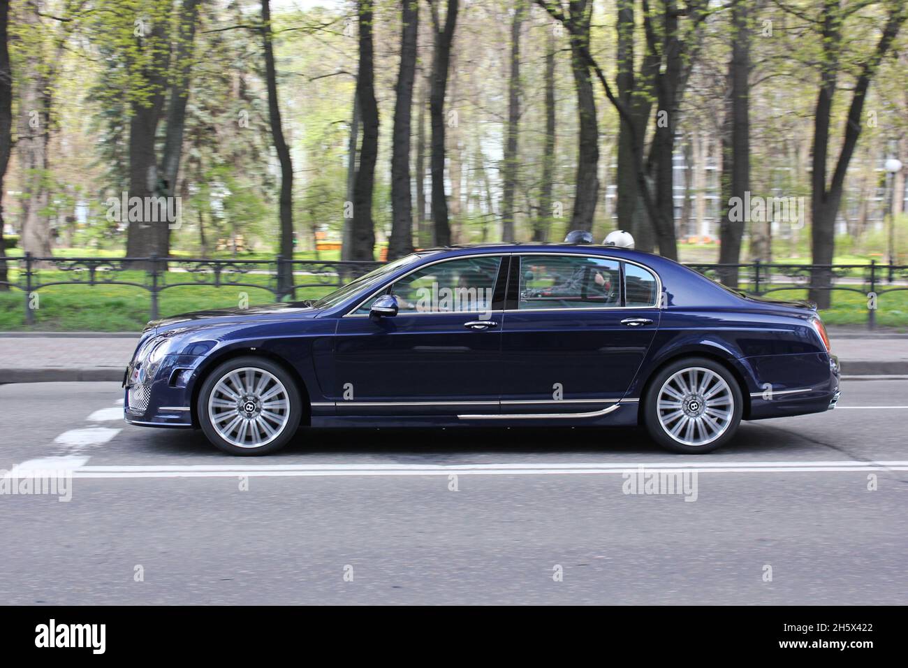 Kiev, UA - 26 novembre 2016.Bentley Continental Flying Spur Mansory sur la route Banque D'Images