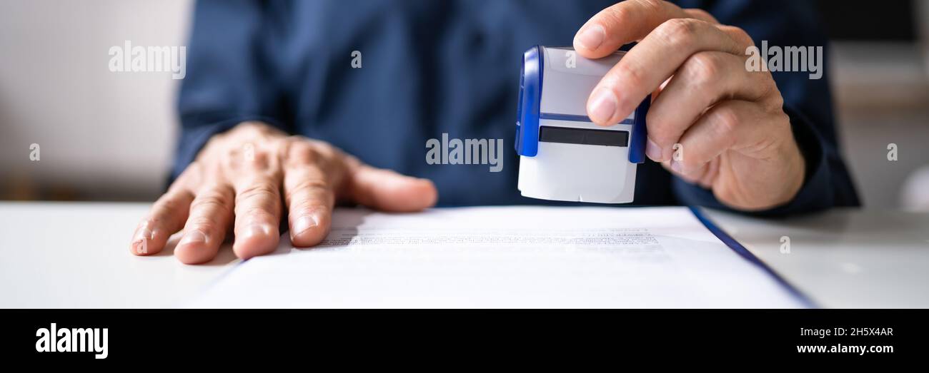 Timbre du document de contrat de notaire public et approbation du permis Banque D'Images