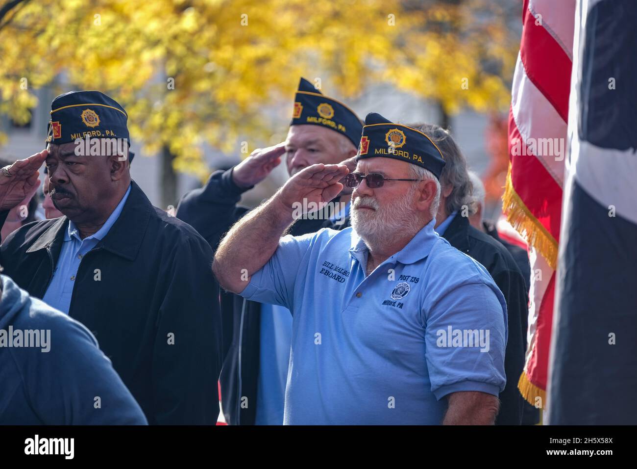 Milford, États-Unis.11 novembre 2021.Les anciens combattants saluent le drapeau lors de la promesse d'allégeance à l'occasion de la Journée des anciens combattants. Les anciens combattants sont venus rendre hommage à leurs camarades à l'occasion de la Journée des anciens combattants à Milford, en Pennsylvanie.Crédit : SOPA Images Limited/Alamy Live News Banque D'Images