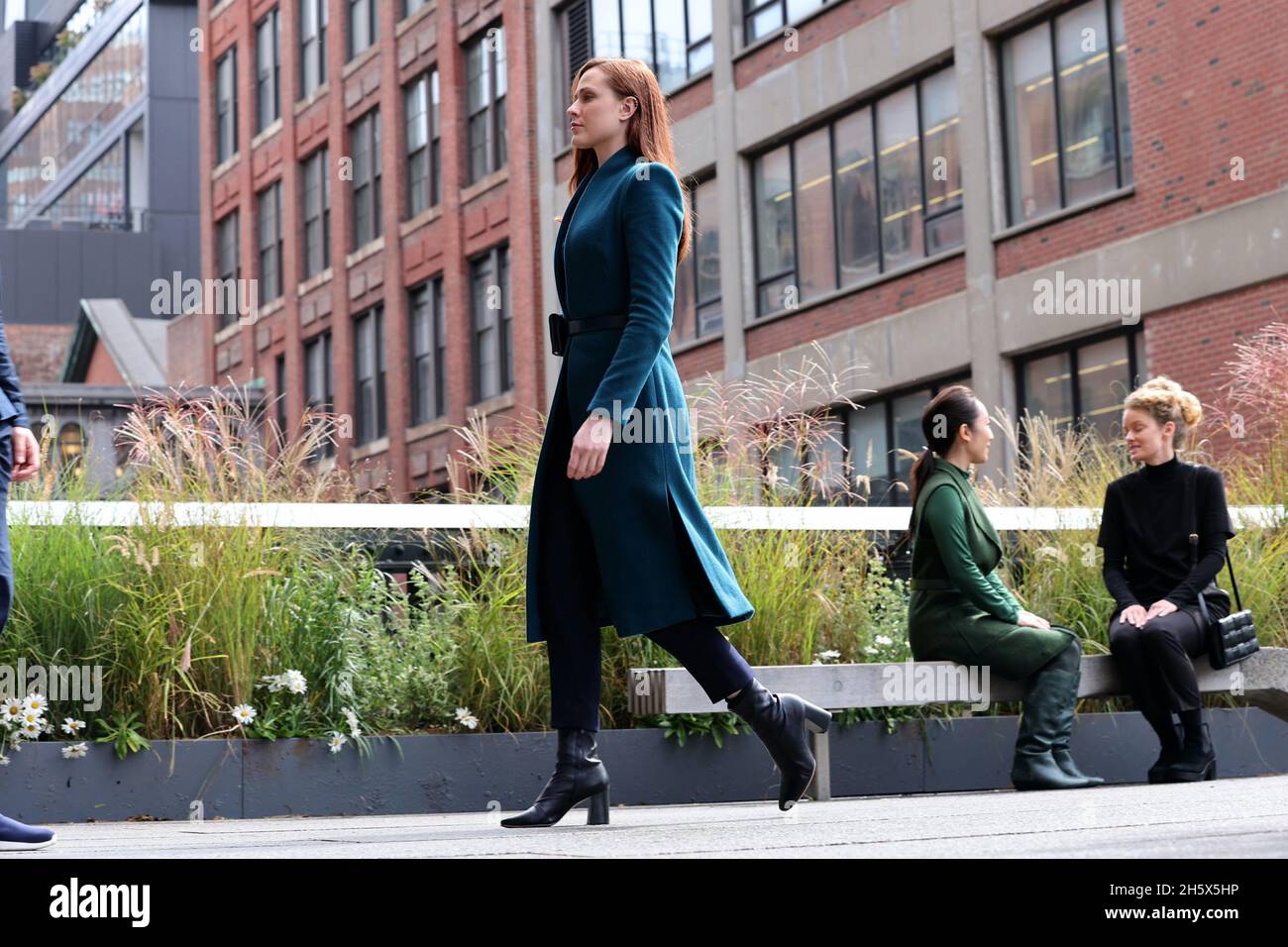 New York - NY - 20211005 Evan Rachel Wood porte un manteau bleu pendant le  tournage de Westworld. -EN PHOTO: Evan Rachel Wood Jose Perez Photo Stock -  Alamy
