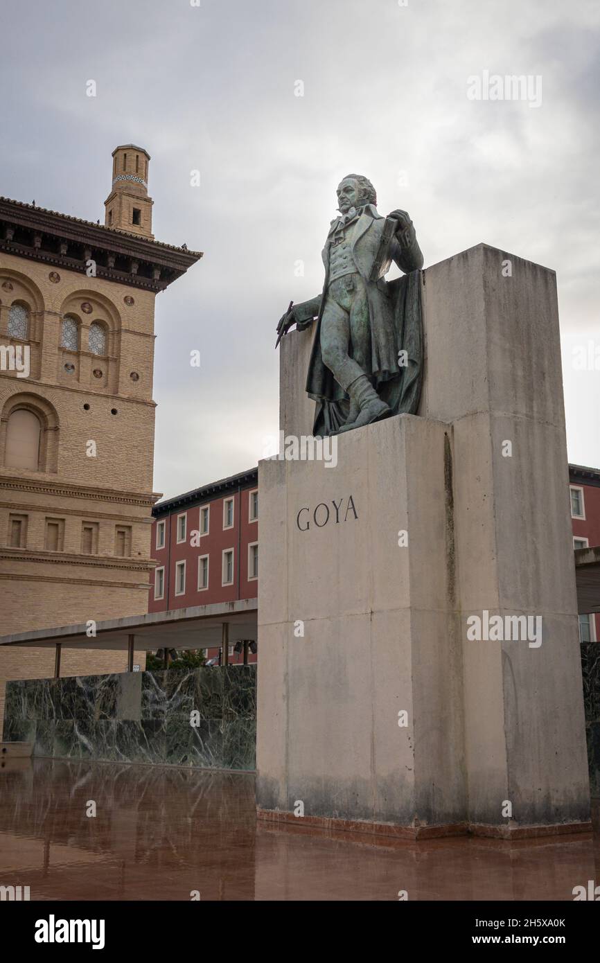 SARAGOSSE, ESPAGNE-15 AOÛT 2021 : monument Francisco Goya au centre de la ville.Statue de Goya de Federico Mares. Banque D'Images