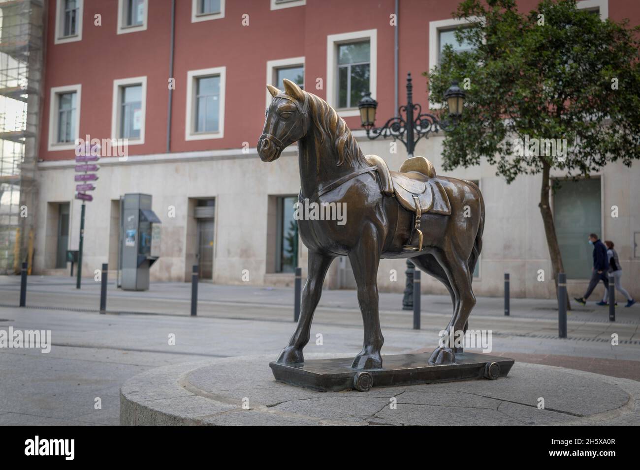 SARAGOSSE, ESPAGNE-15 AOÛT 2021 : petit cheval la statue équestre dans le centre de la ville Banque D'Images