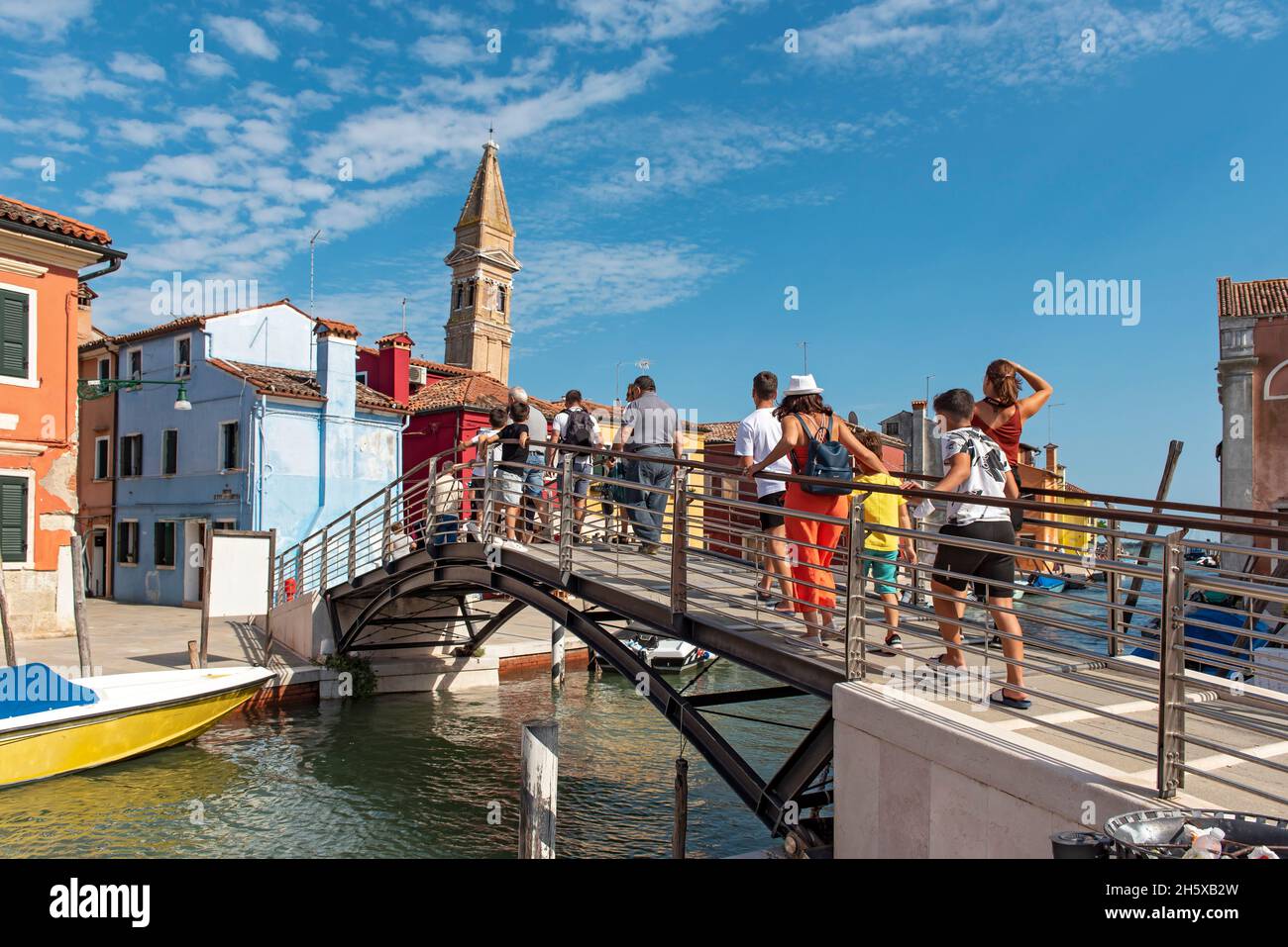 Pont sur le canal avec la Tour penchée de l'église de San Martino, Burano, Venise, Italie Banque D'Images